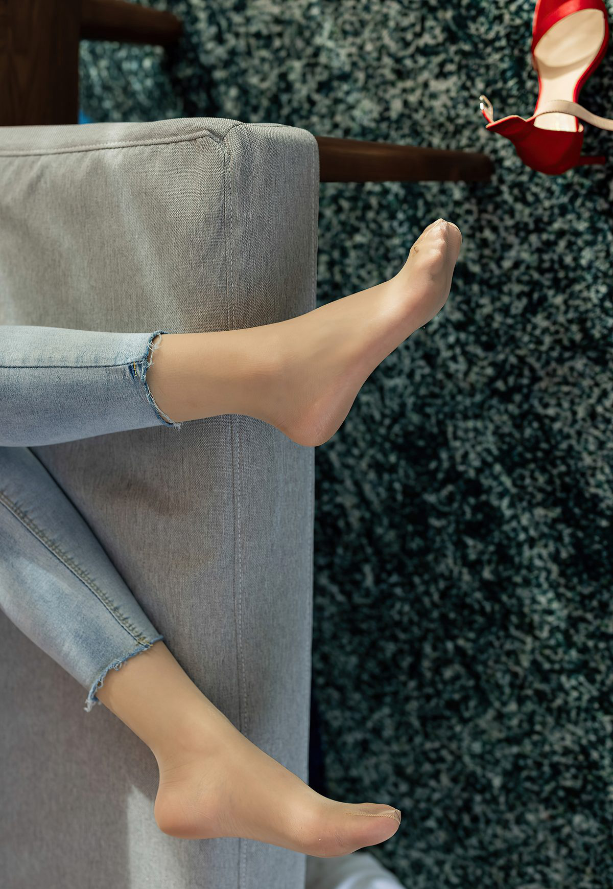 爱蜜2021九月生性感比基牛仔裤丰满嫩白丁字裤肉丝袜写真