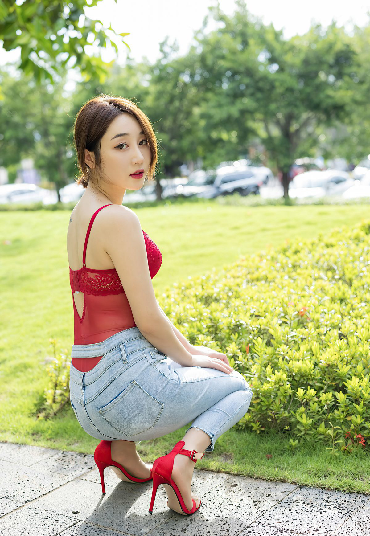 爱蜜2021九月生性感比基牛仔裤丰满嫩白丁字裤肉丝袜写真