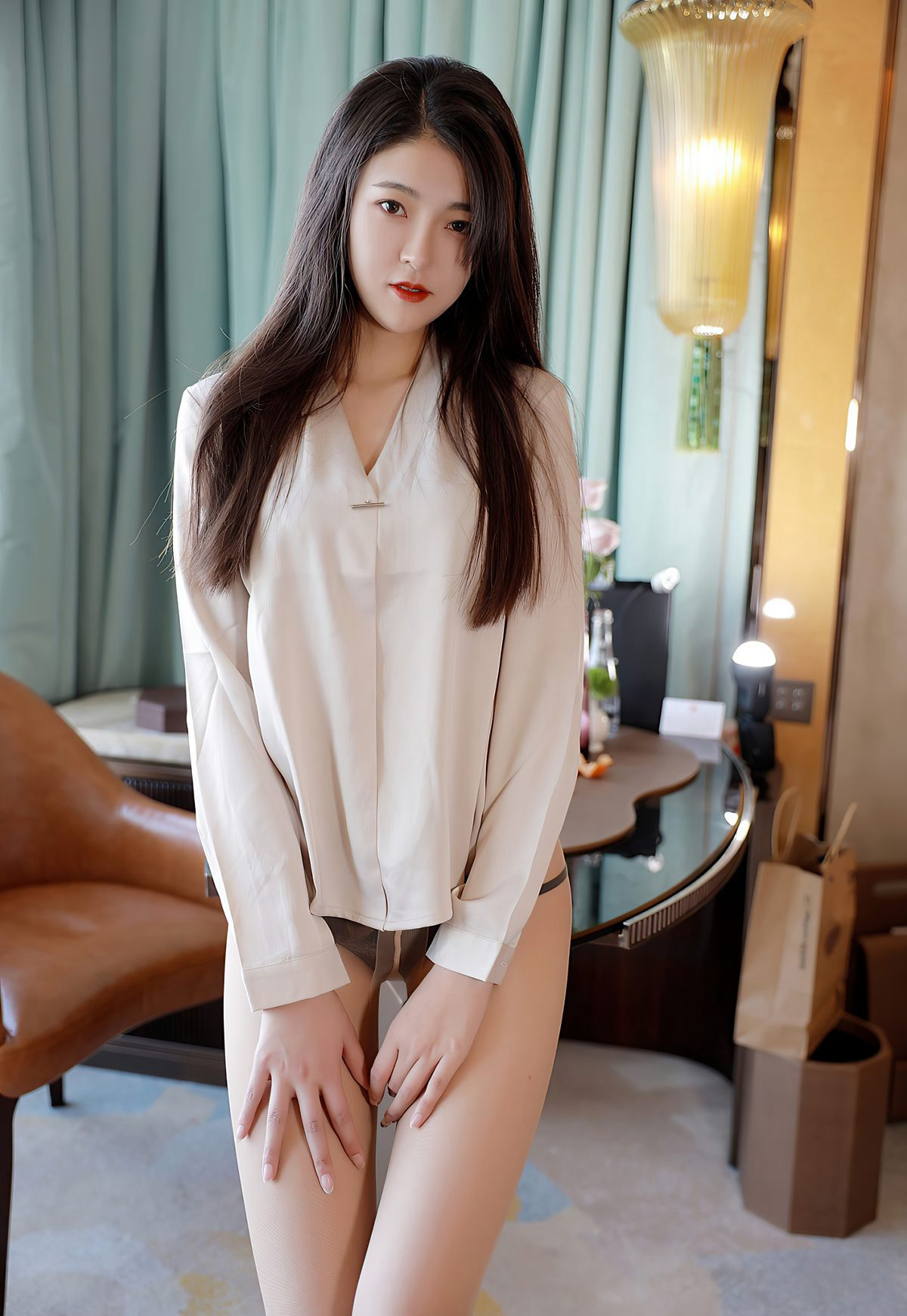 Laura苏雨彤制服秘书肉丝袜美腿性感短裙办公室诱惑