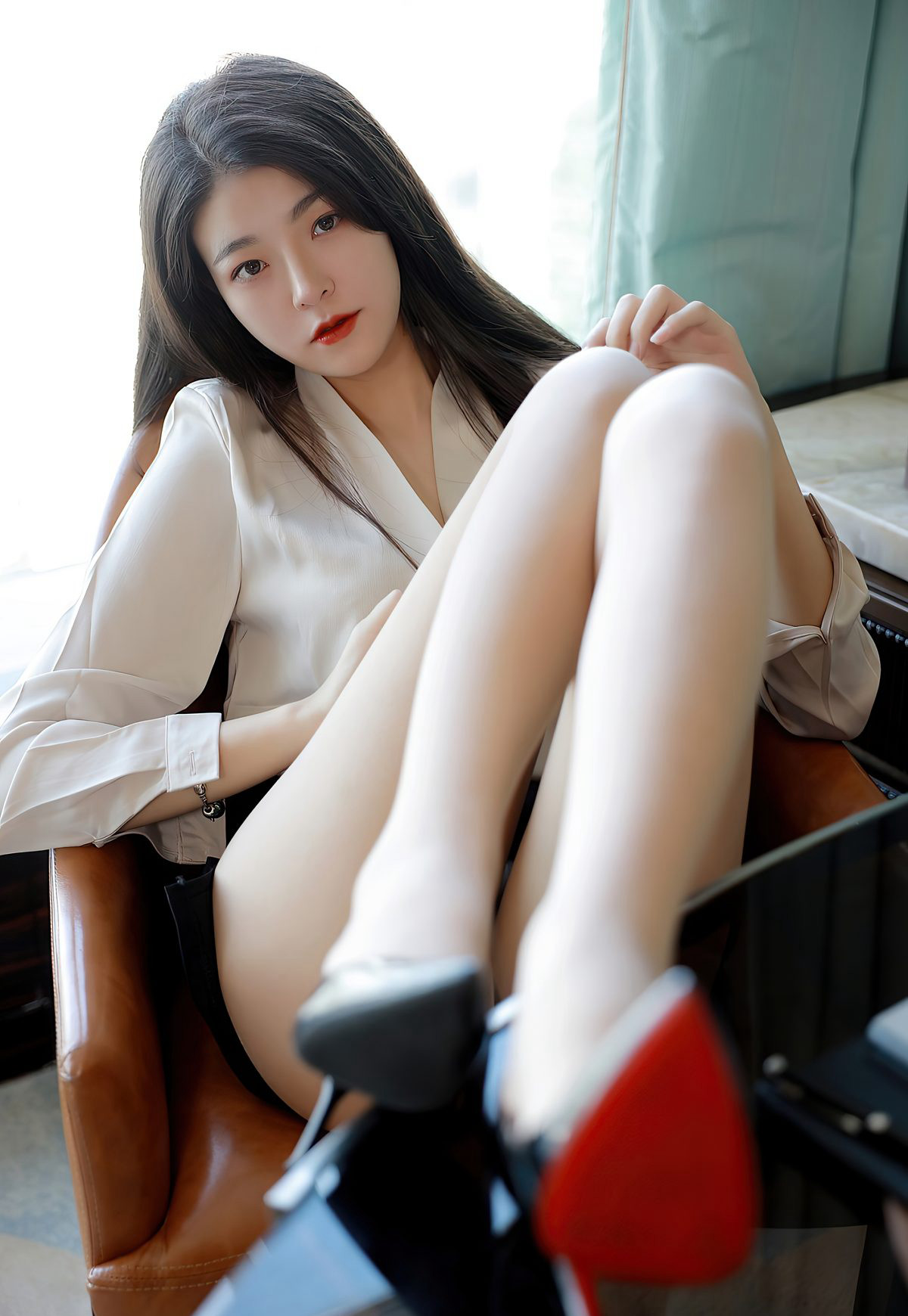 Laura苏雨彤制服秘书肉丝袜美腿性感短裙办公室诱惑