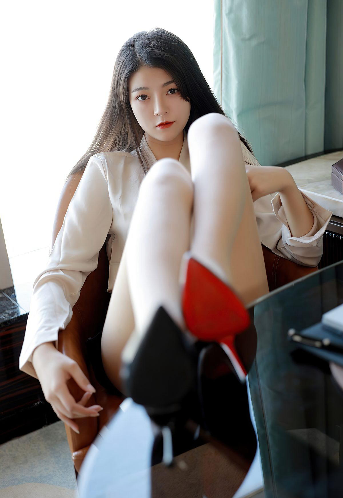 Laura苏雨彤制服秘书肉丝袜美腿性感短裙办公室诱惑