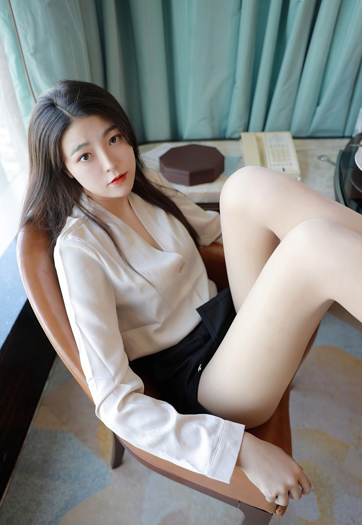 Laura苏雨彤制服秘书肉丝袜美腿性感短裙办公室诱惑