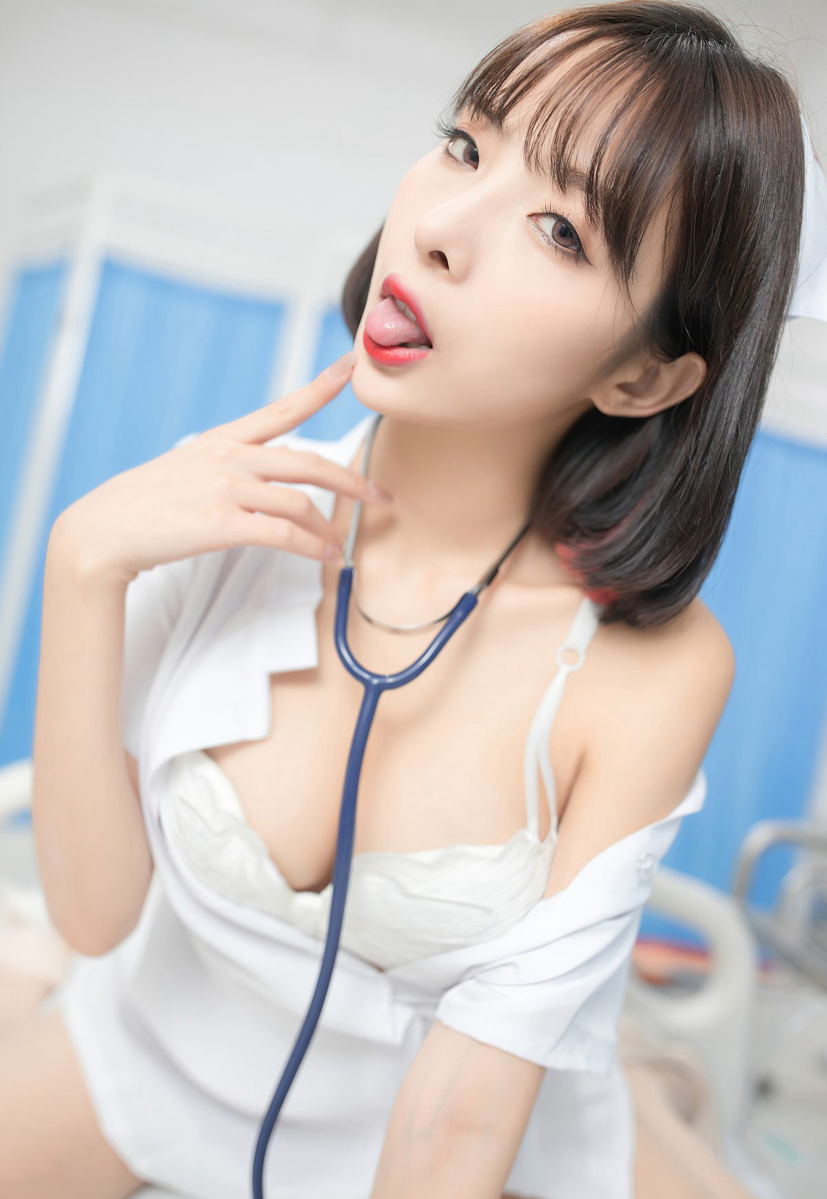 陈小喵风骚护士性感白丝护士装诱惑姿势丰满大圆臀