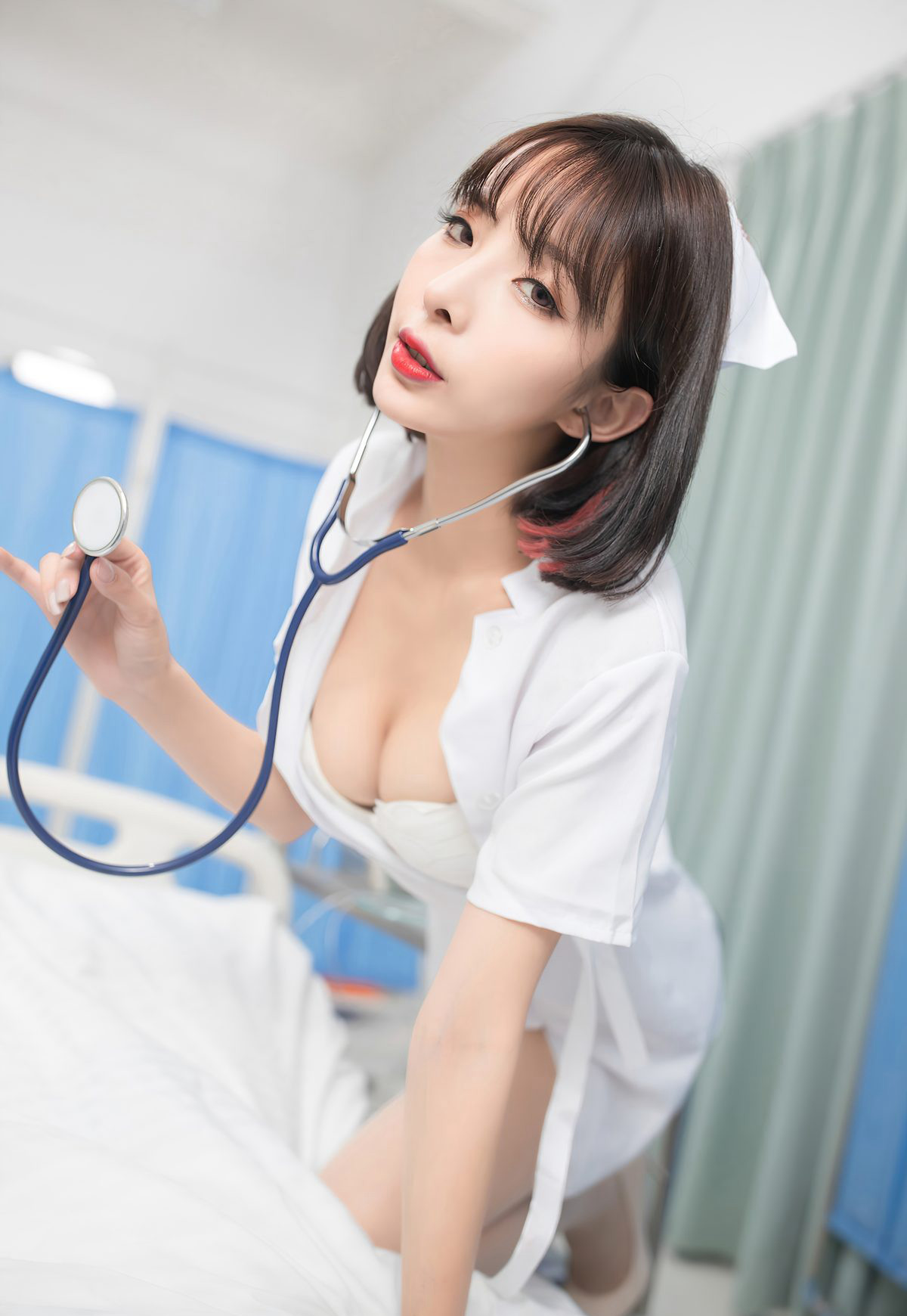 陈小喵风骚护士性感白丝护士装诱惑姿势丰满大圆臀