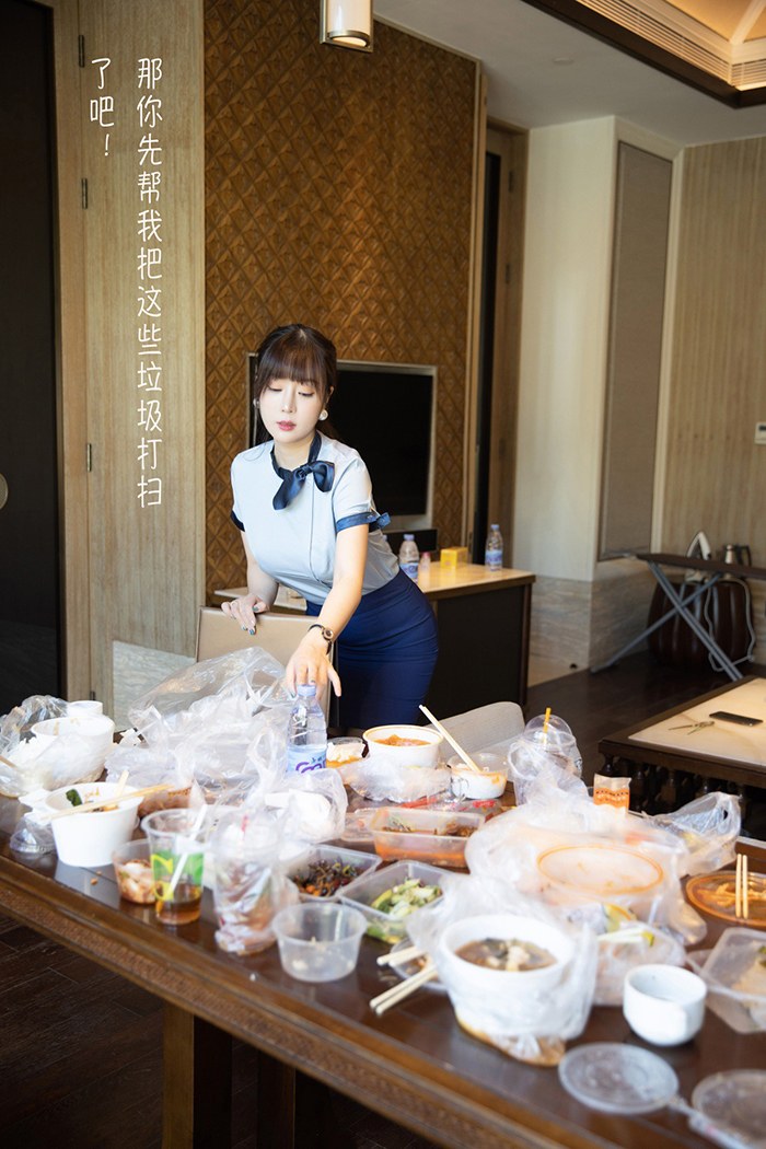 美女管家王雨纯黑丝短裙惨遭调教