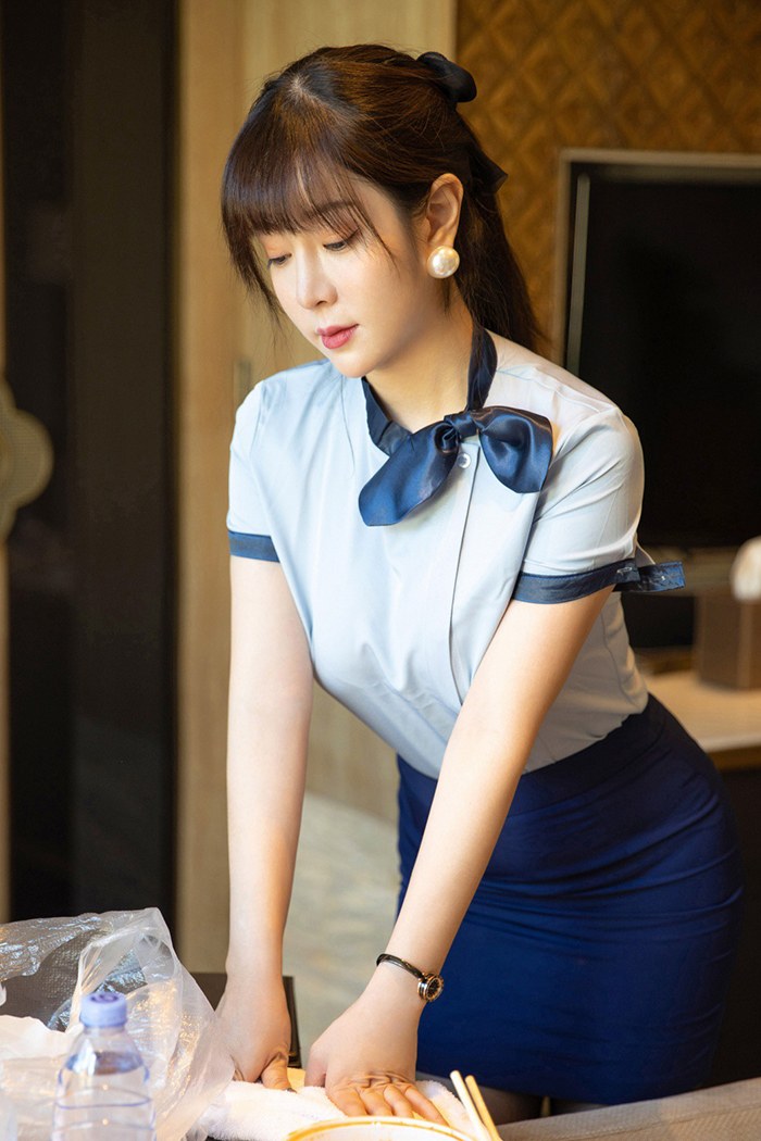 美女管家王雨纯黑丝短裙惨遭调教