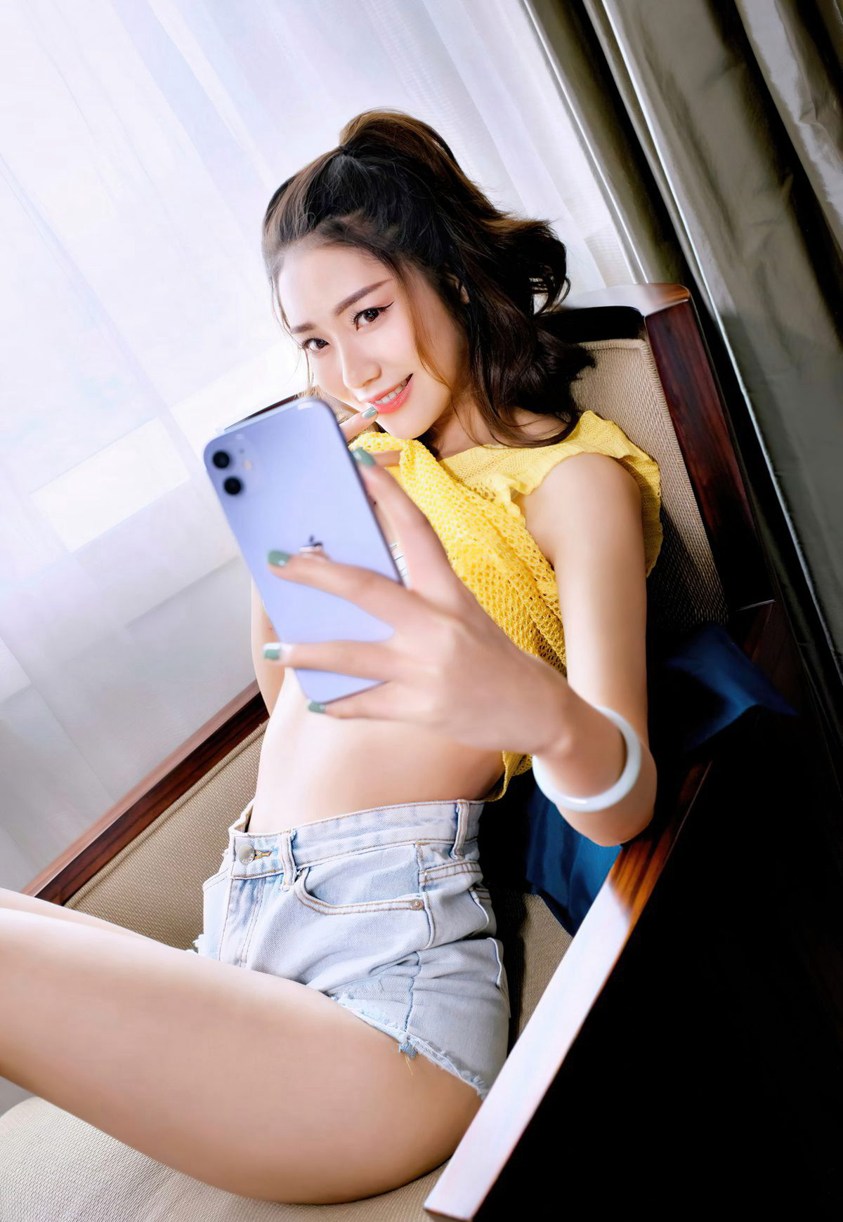 极品热裤妹子酒店自拍诱惑骨感身材性感美腿玉足