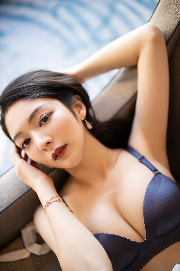 甜甜秘书小热巴黑丝高跟大显酥胸