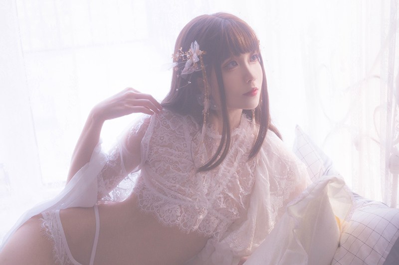 仙女妹妹翎柒蕾丝镂空睡衣隐约露出