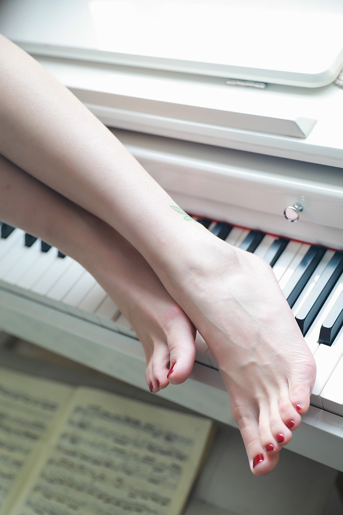 绝色人妻安然白皙美乳长腿丝滑顺手