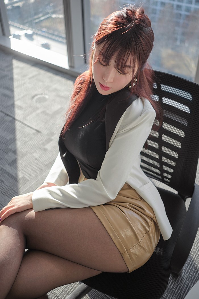 多情秘书王雨纯黑丝包臀豪乳深沟