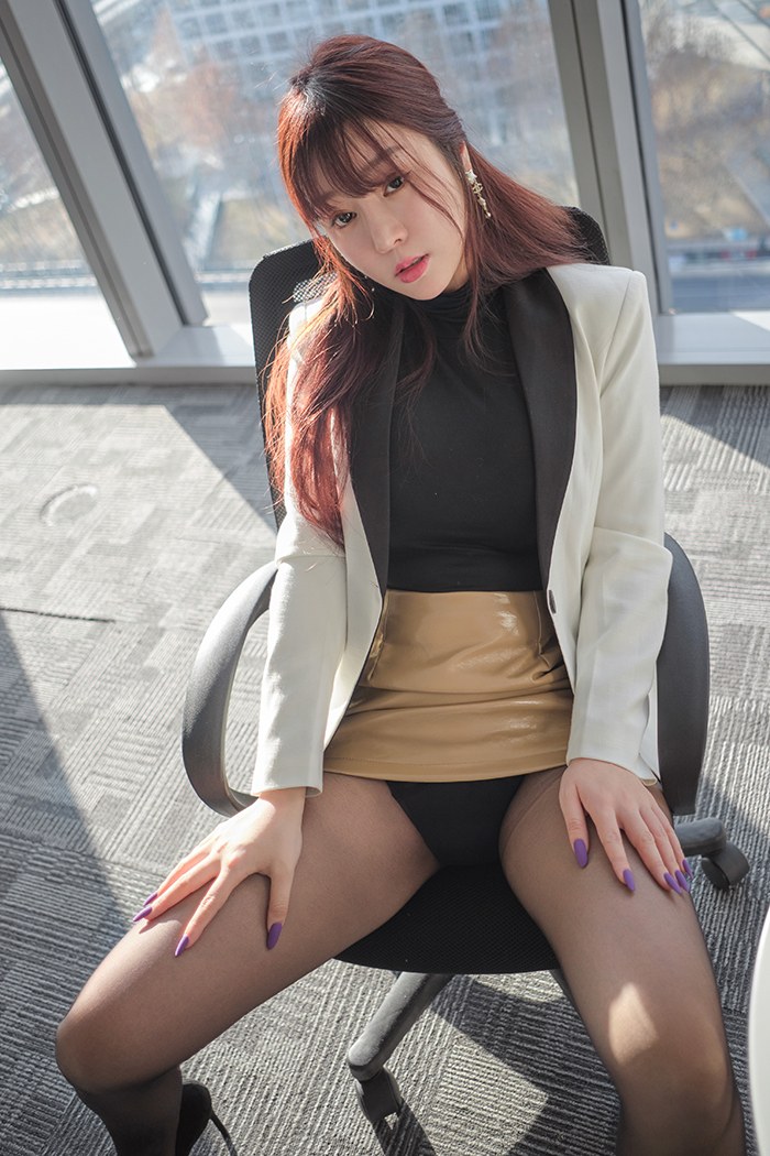 多情秘书王雨纯黑丝包臀豪乳深沟