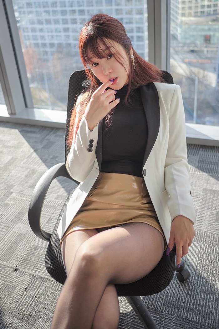 多情秘书王雨纯黑丝包臀豪乳深沟