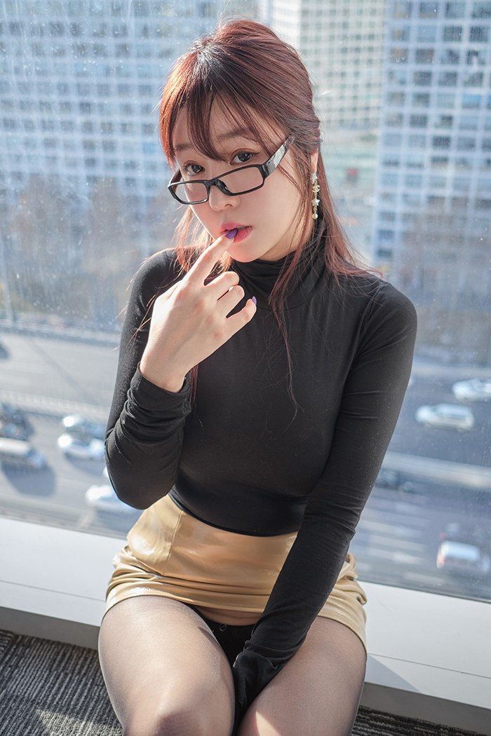 多情秘书王雨纯黑丝包臀豪乳深沟