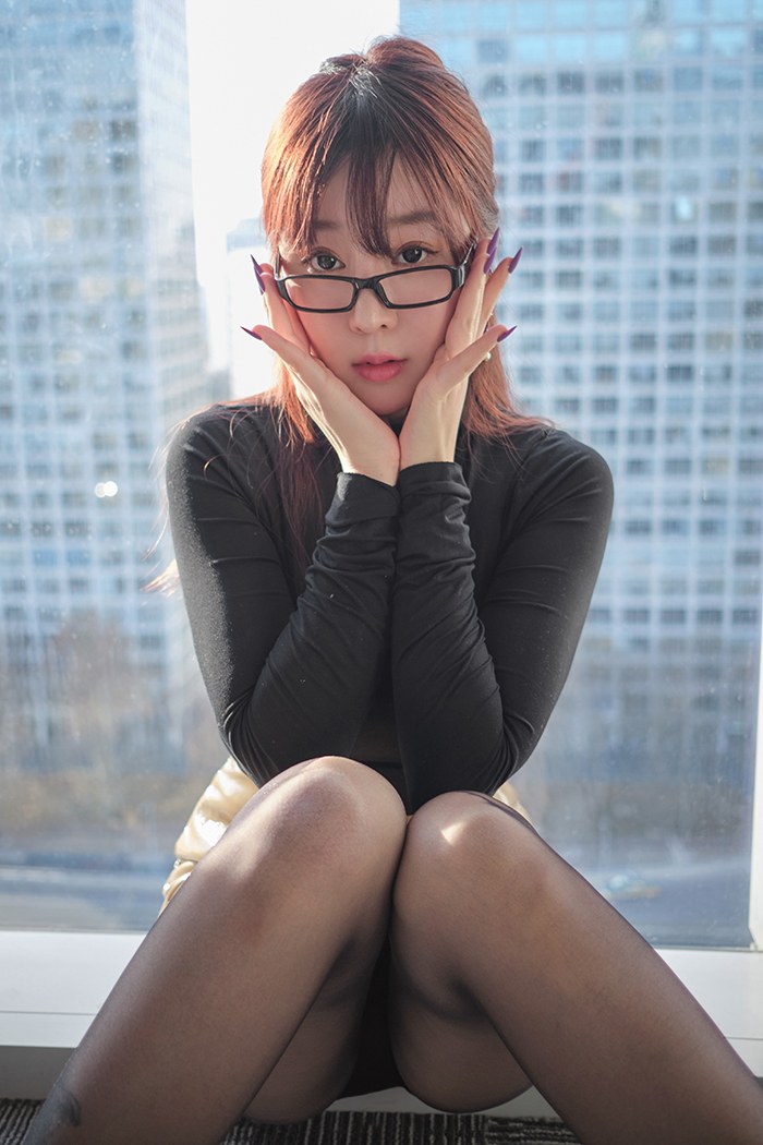 多情秘书王雨纯黑丝包臀豪乳深沟