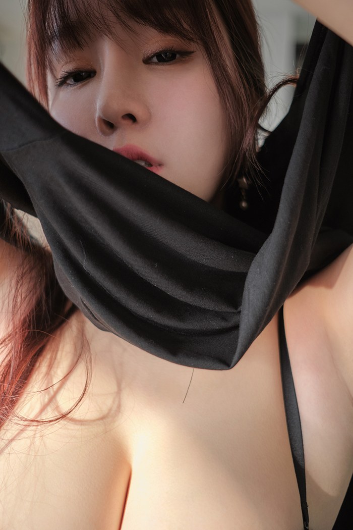 多情秘书王雨纯黑丝包臀豪乳深沟