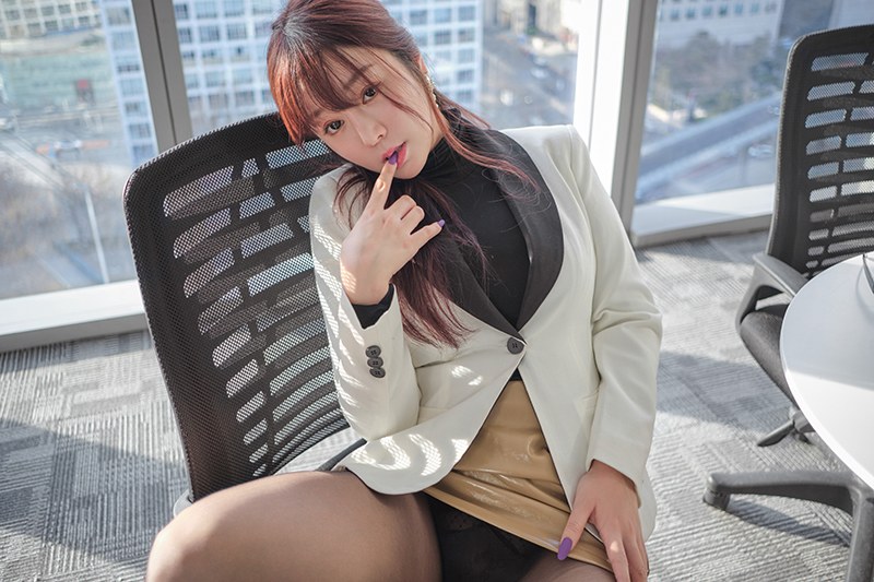 多情秘书王雨纯黑丝包臀豪乳深沟