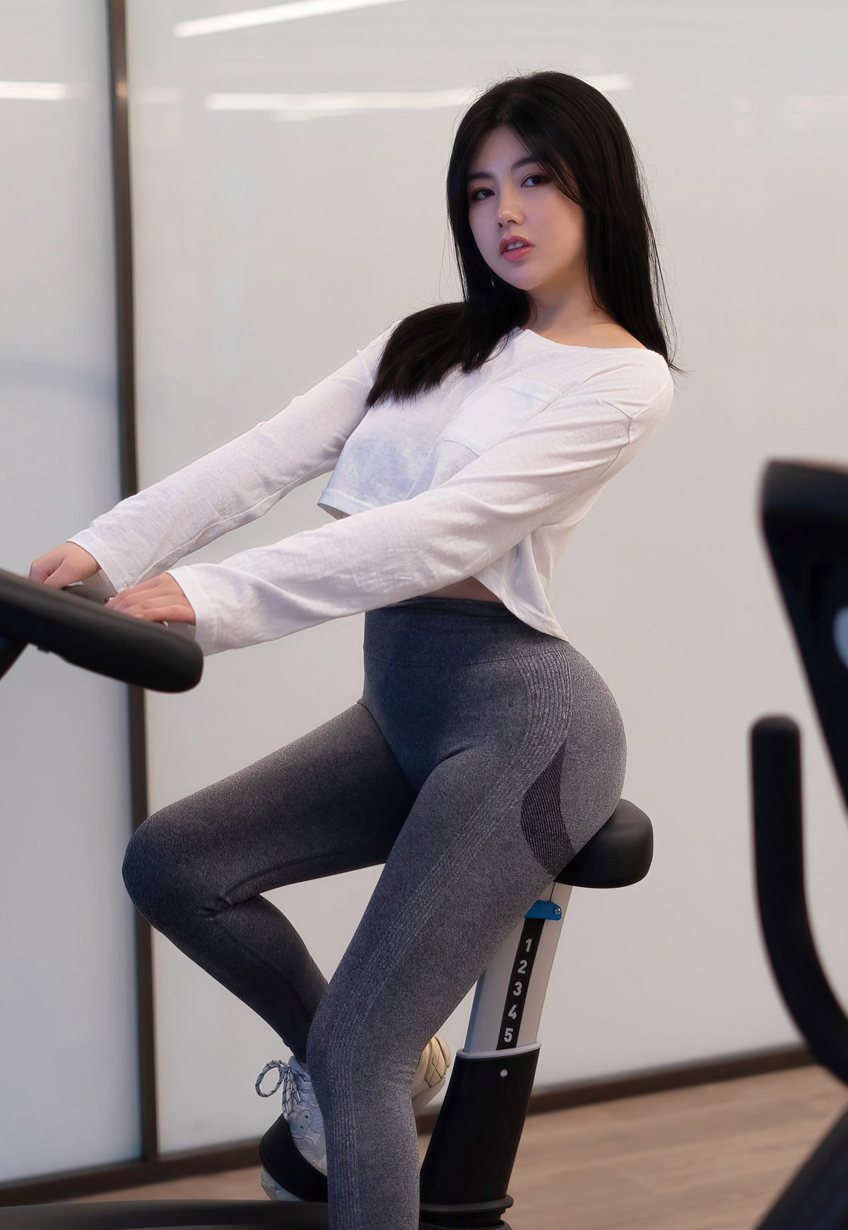 娜露极品健身美少妇性感紧身瑜伽裤诱惑完美大圆臀