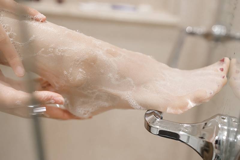 热辣小姐蓝夏丝袜包臀上演湿身诱惑