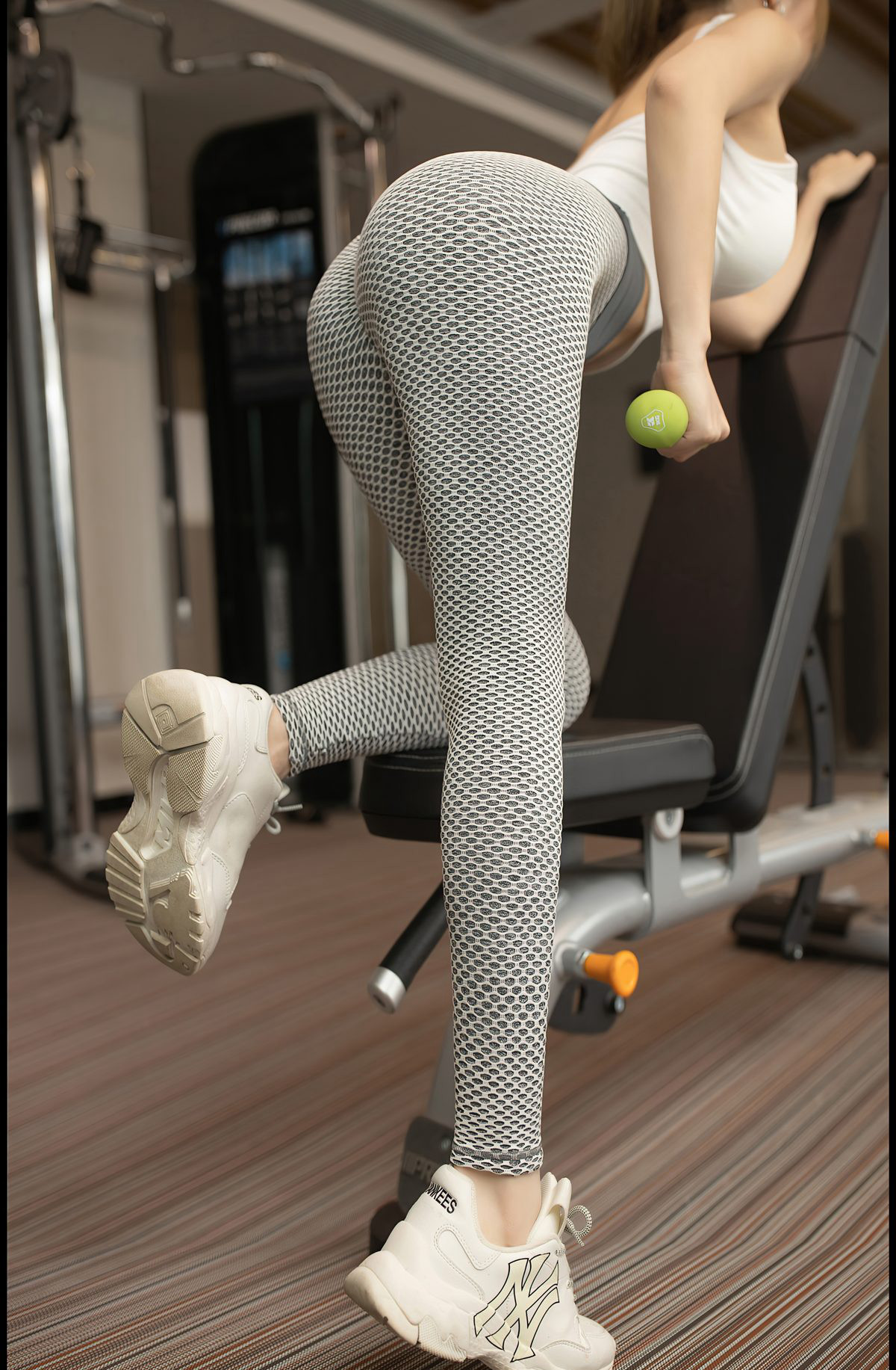 鱼子酱Fish超大美胸挺进诱惑健身美少妇大圆臀诱惑图片