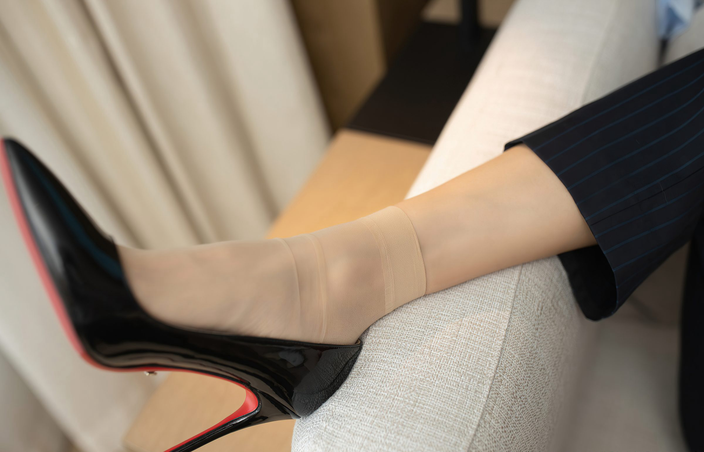 陆萱萱2021瘦瘦的妹子超薄肉丝美腿高清玉足制服秘书