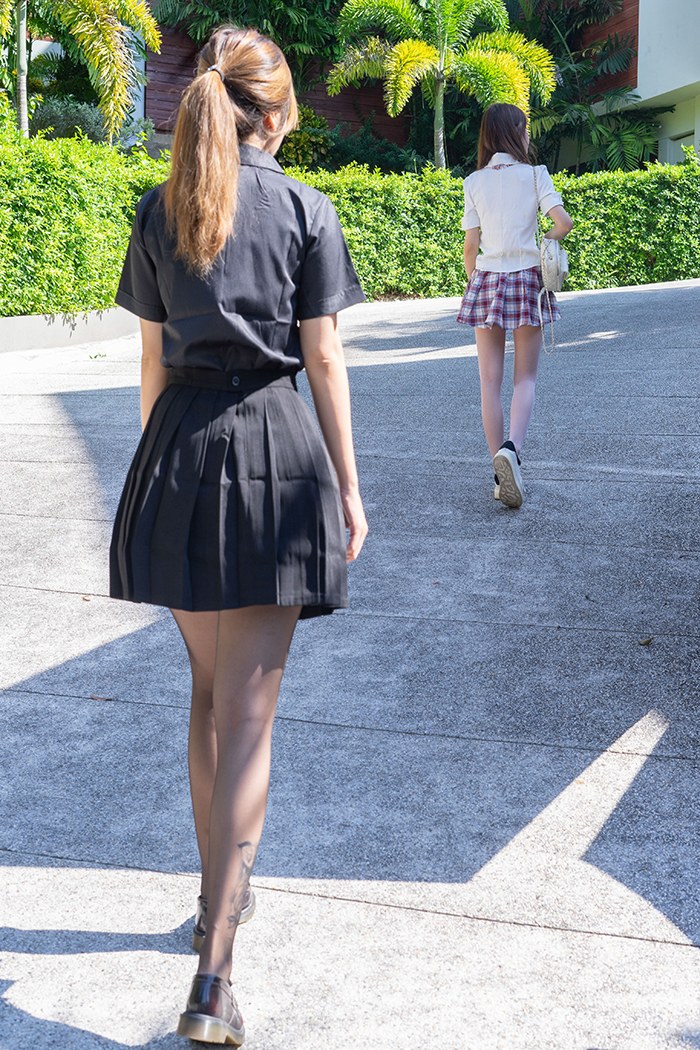 巨乳姐姐王雨纯同周于希相互舔舐爱抚