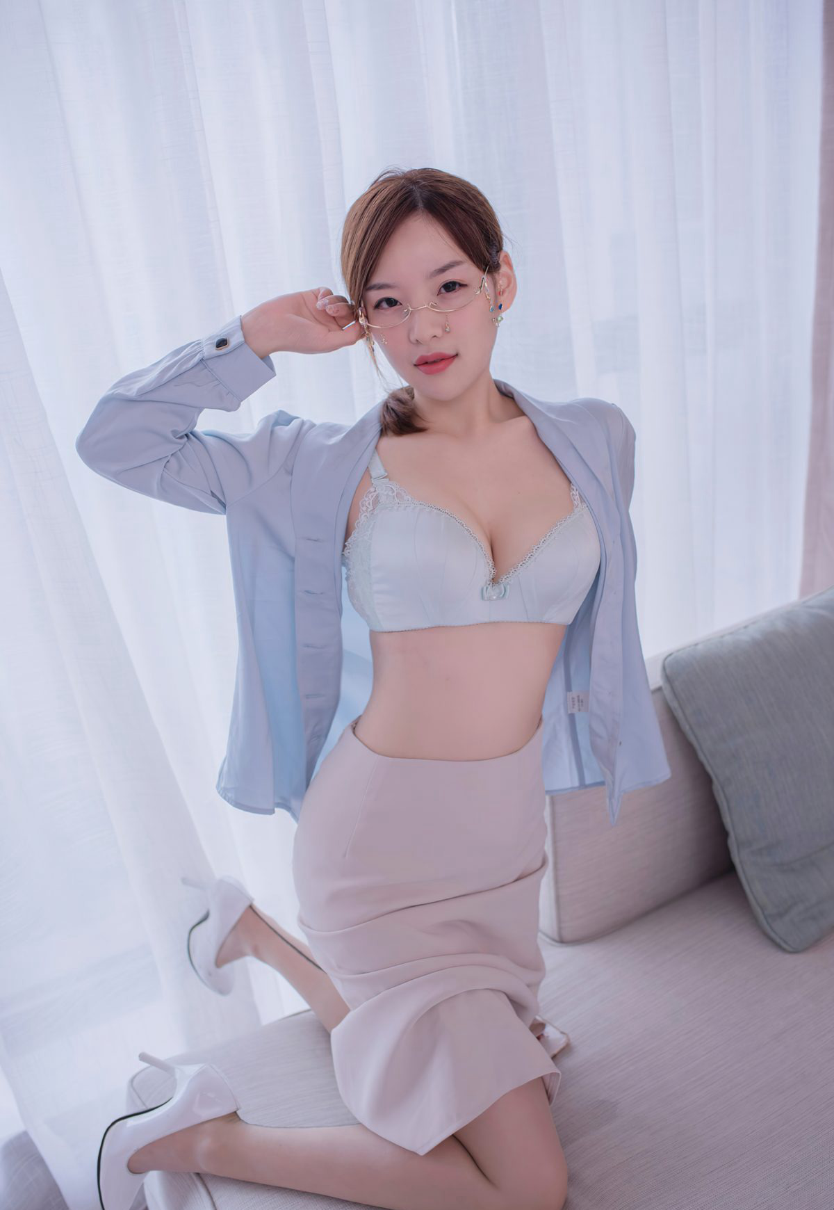 范小宣fancy极度丰满肉丝美腿短裙美少妇沙发上诱惑风骚姿势