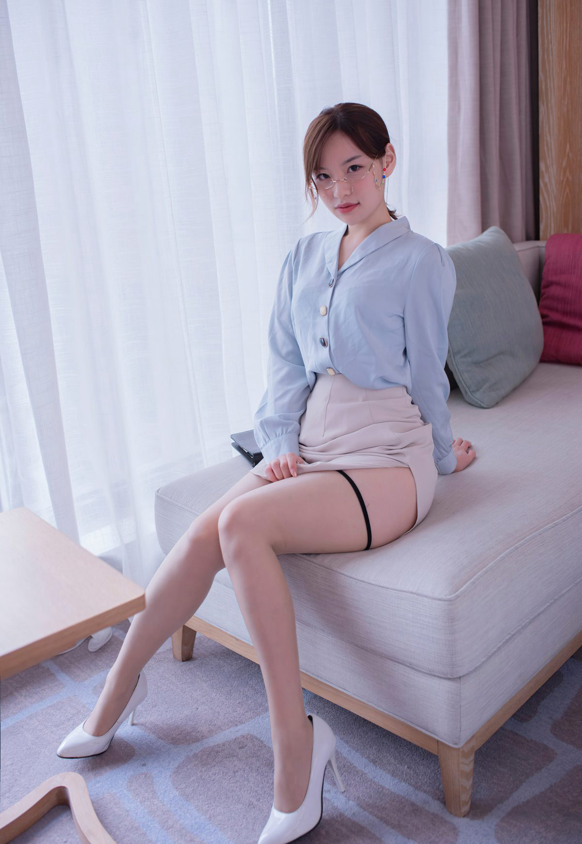 范小宣fancy极度丰满肉丝美腿短裙美少妇沙发上诱惑风骚姿势