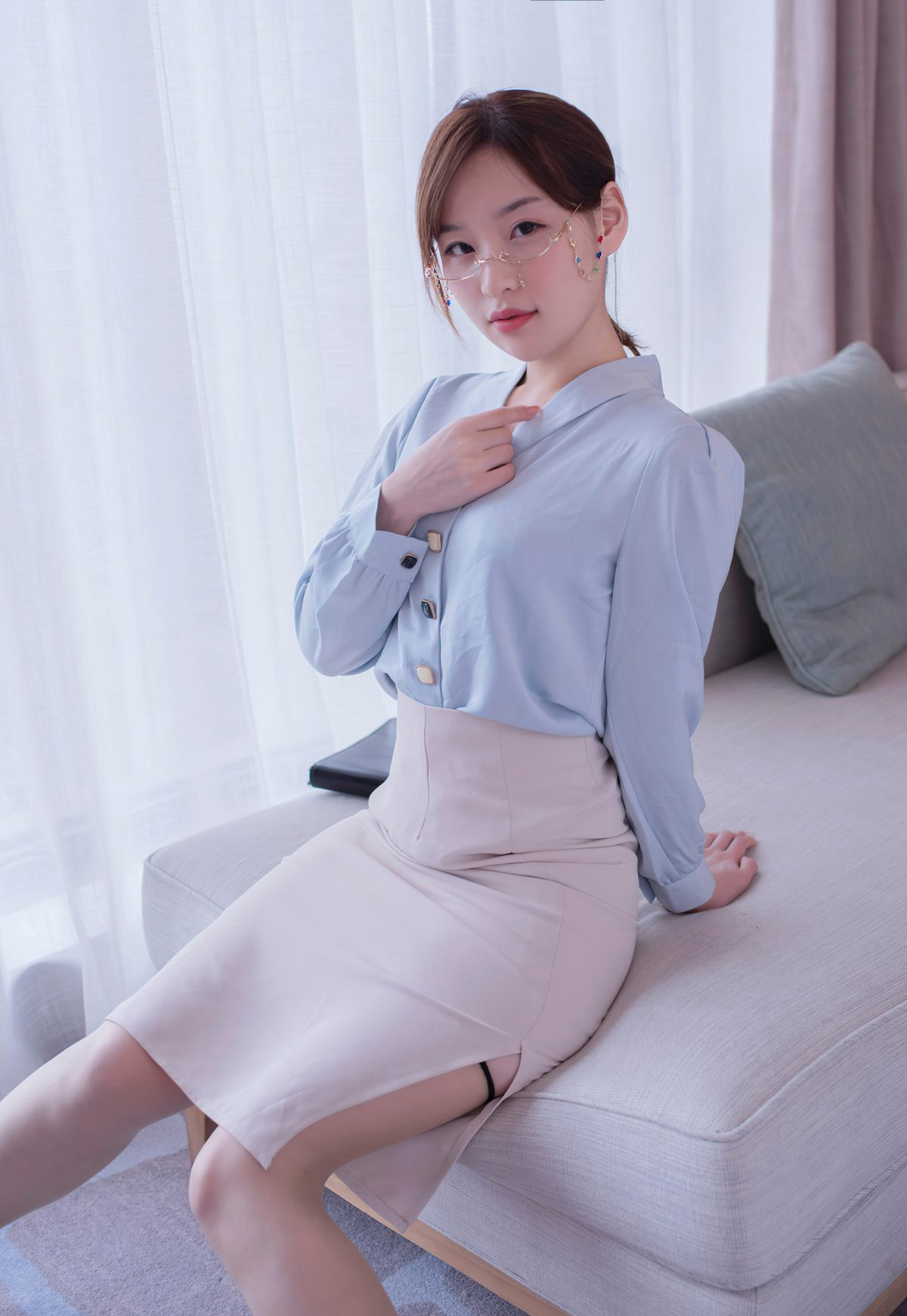 范小宣fancy极度丰满肉丝美腿短裙美少妇沙发上诱惑风骚姿势