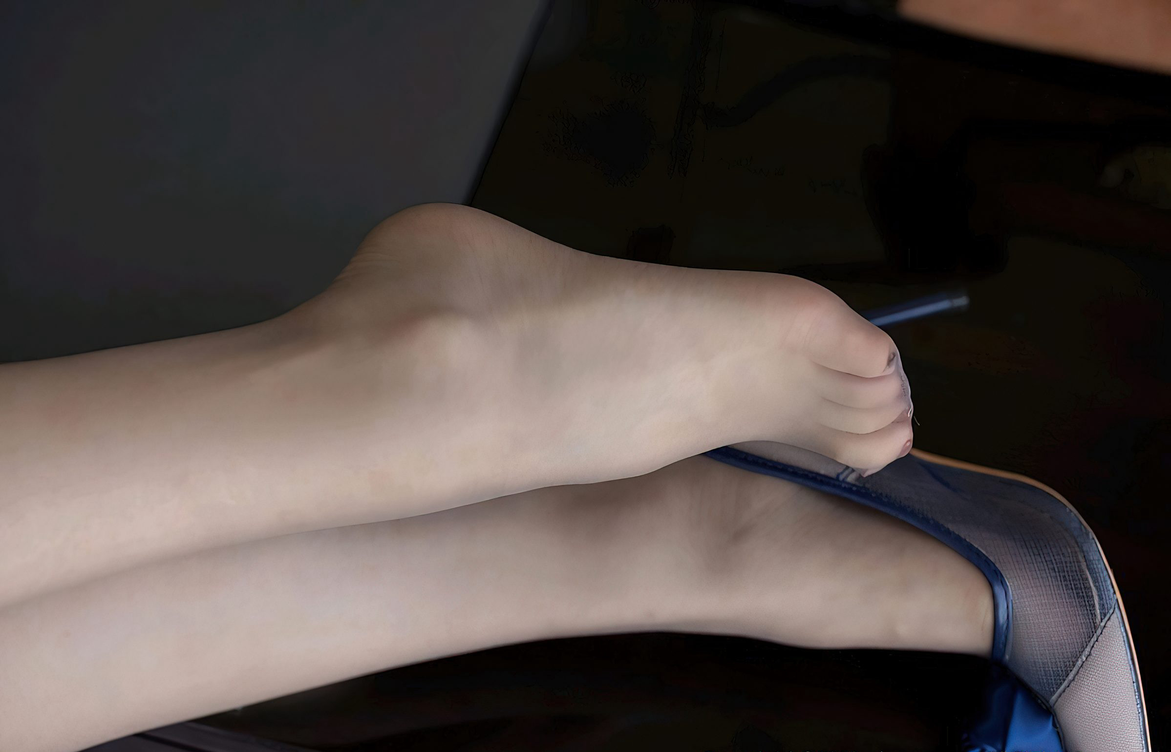 言沫极品秘书身材灰丝袜美腿高跟诱惑内衣美女风骚套图