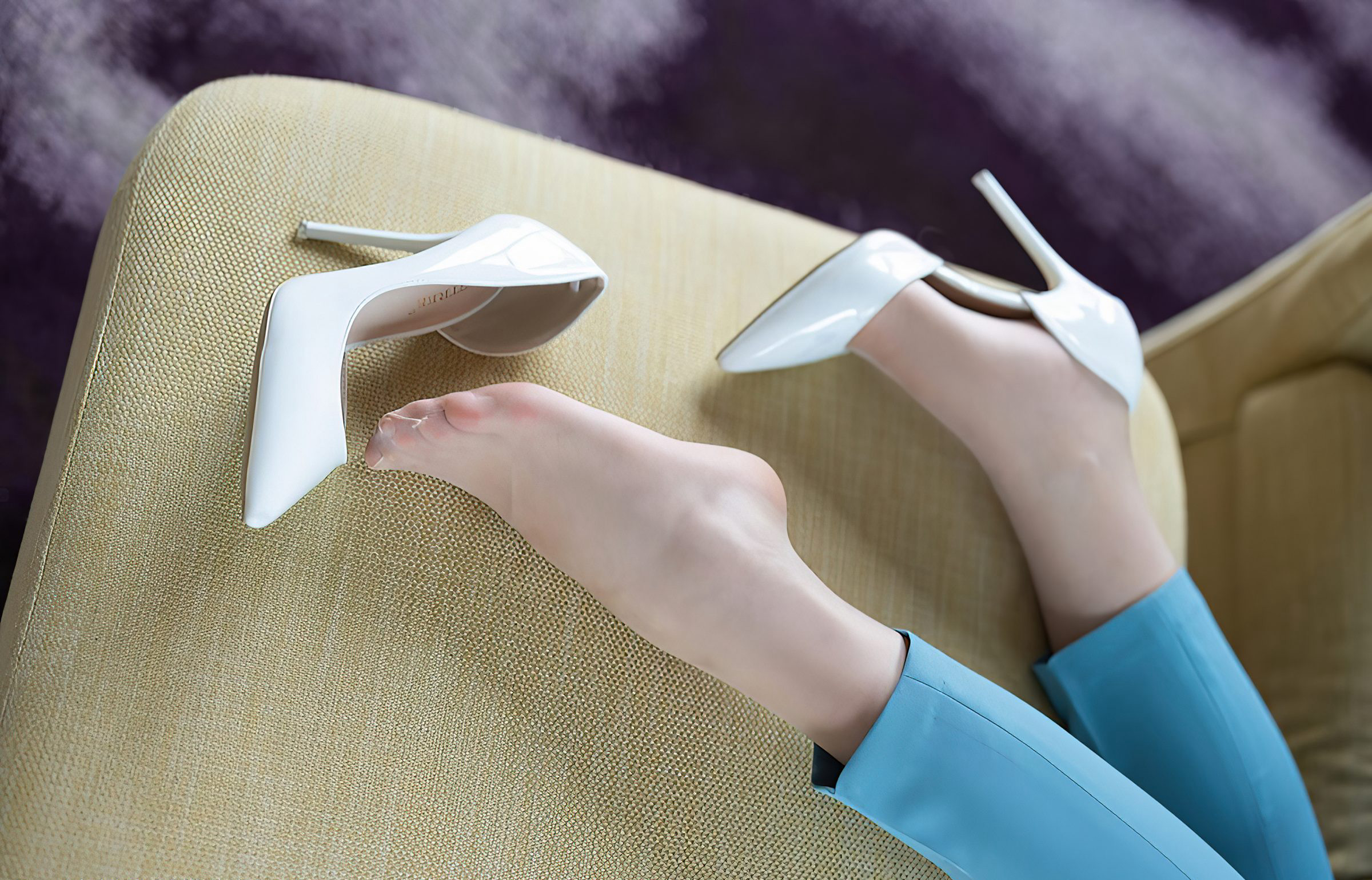 爱蜜社性感美少妇秘书Vanessa办公室脱肉丝袜美腿玉足