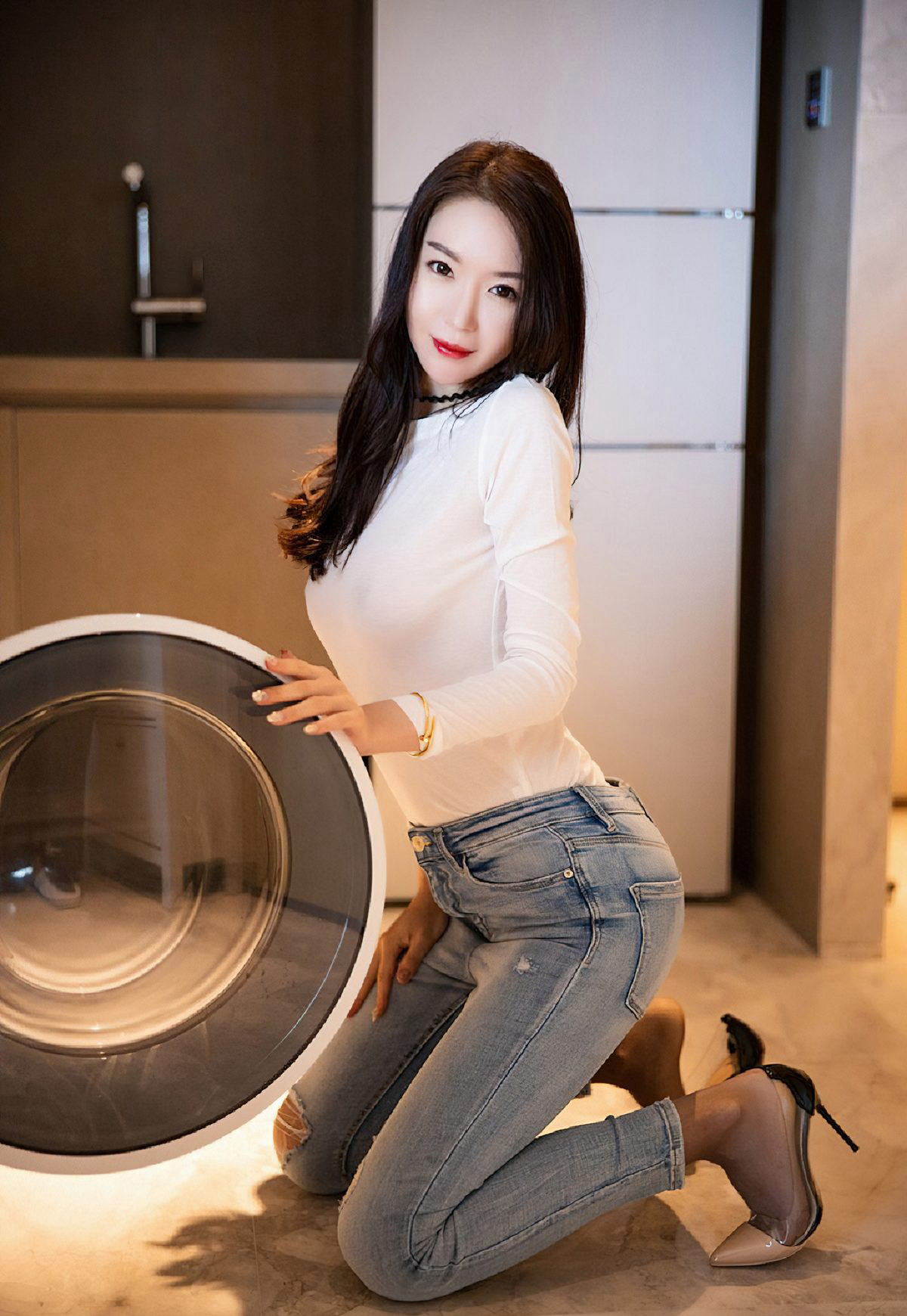 梦心月2021最新性感紧身牛仔裤极品翘臀灰丝袜玉足高跟