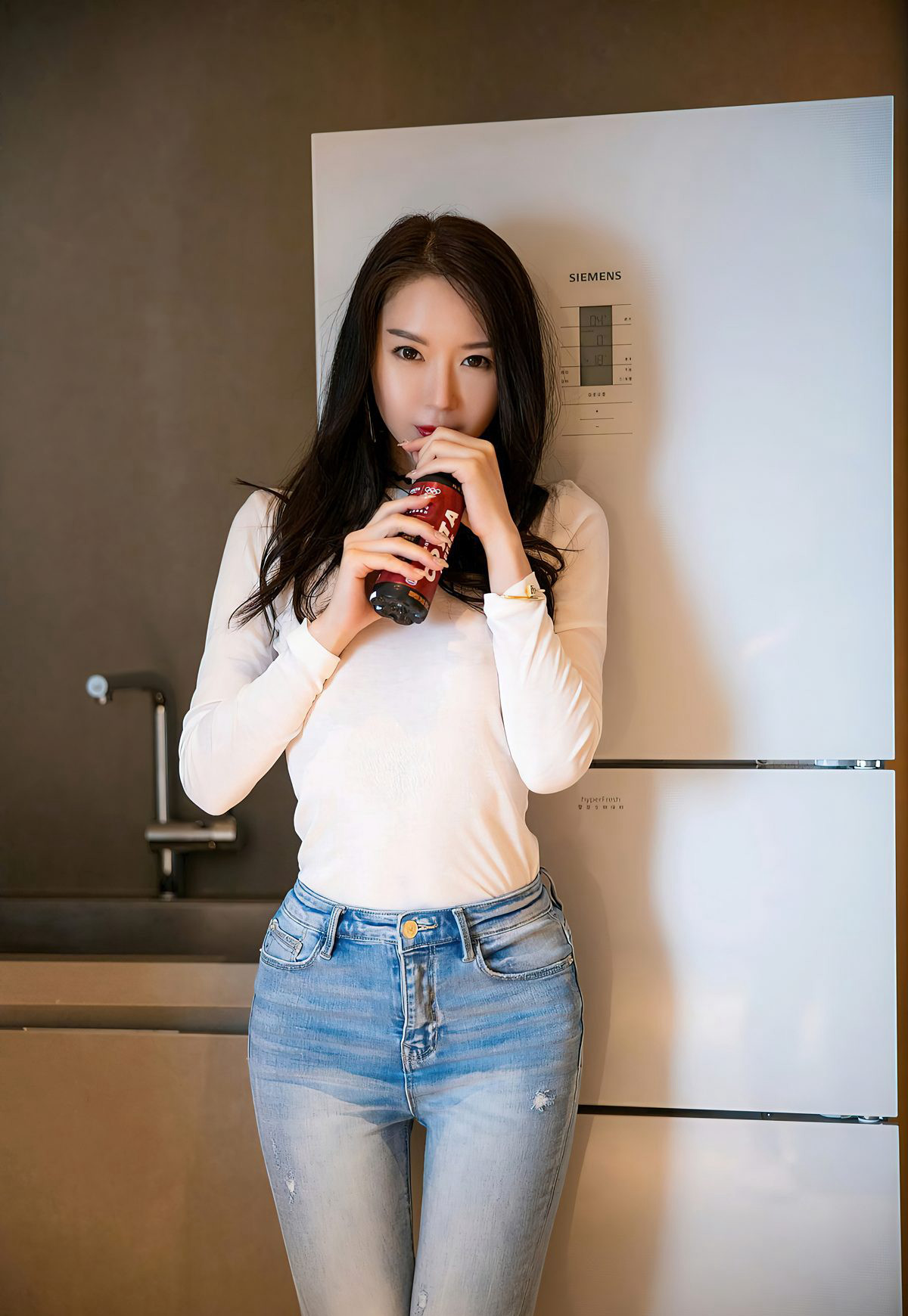 梦心月2021最新性感紧身牛仔裤极品翘臀灰丝袜玉足高跟