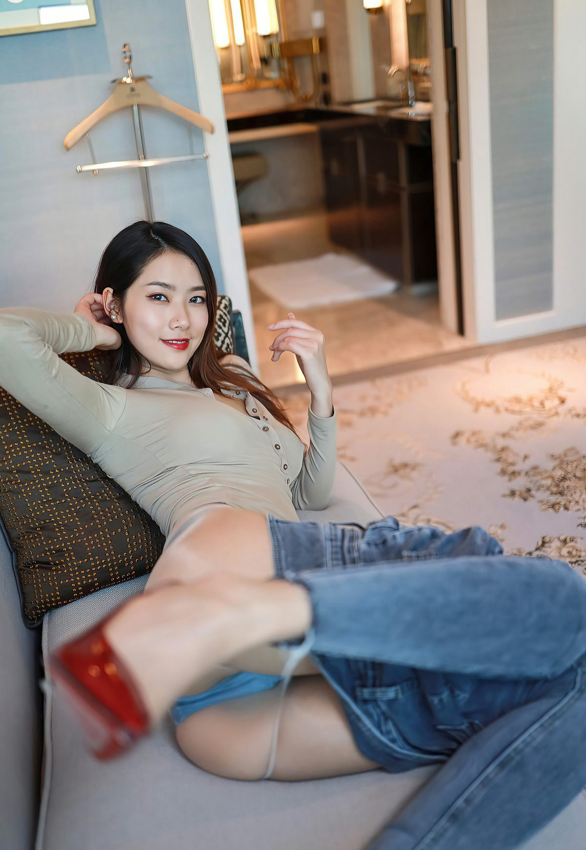 方子萱性感紧身牛仔裤2021诱惑美腿高跟最新图集