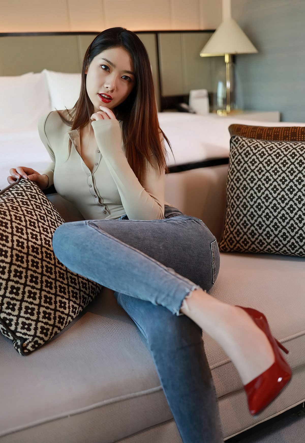 方子萱性感紧身牛仔裤2021诱惑美腿高跟最新图集