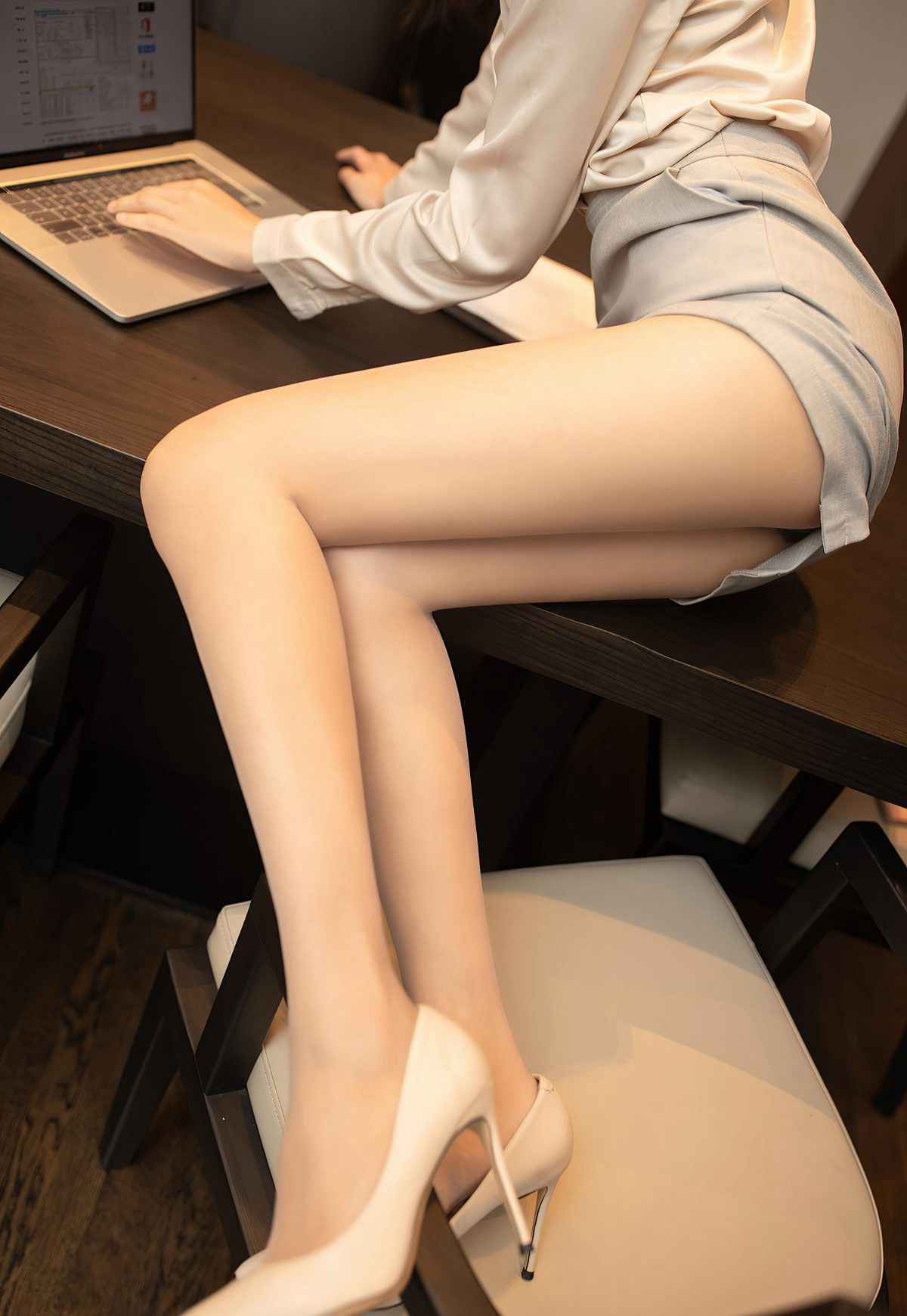 陆萱萱高级白领2021极品美腿高跟肉丝袜玉足制服诱惑