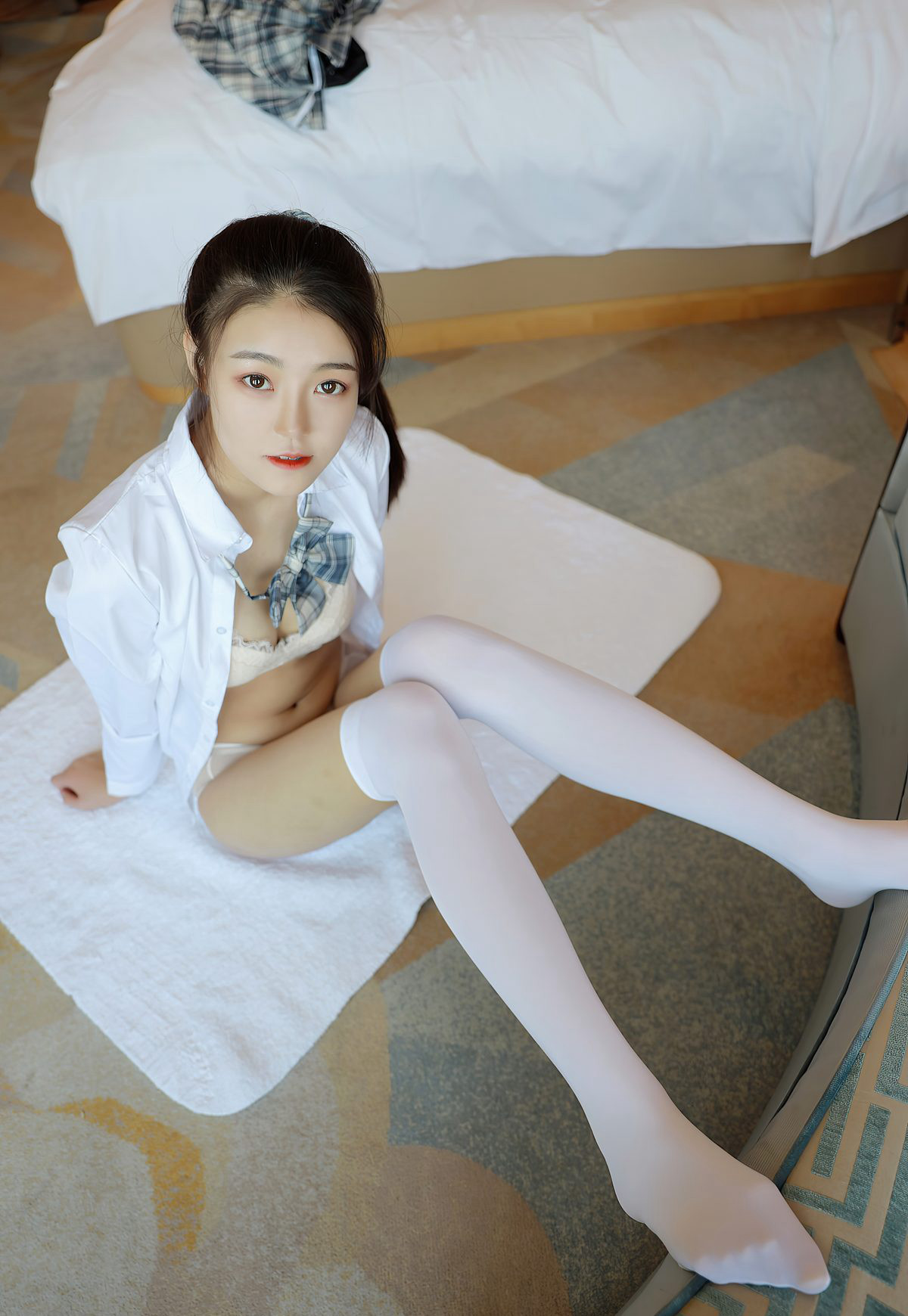 Laura苏雨彤2021性感学生装诱惑白丝超污美臀诱惑写真