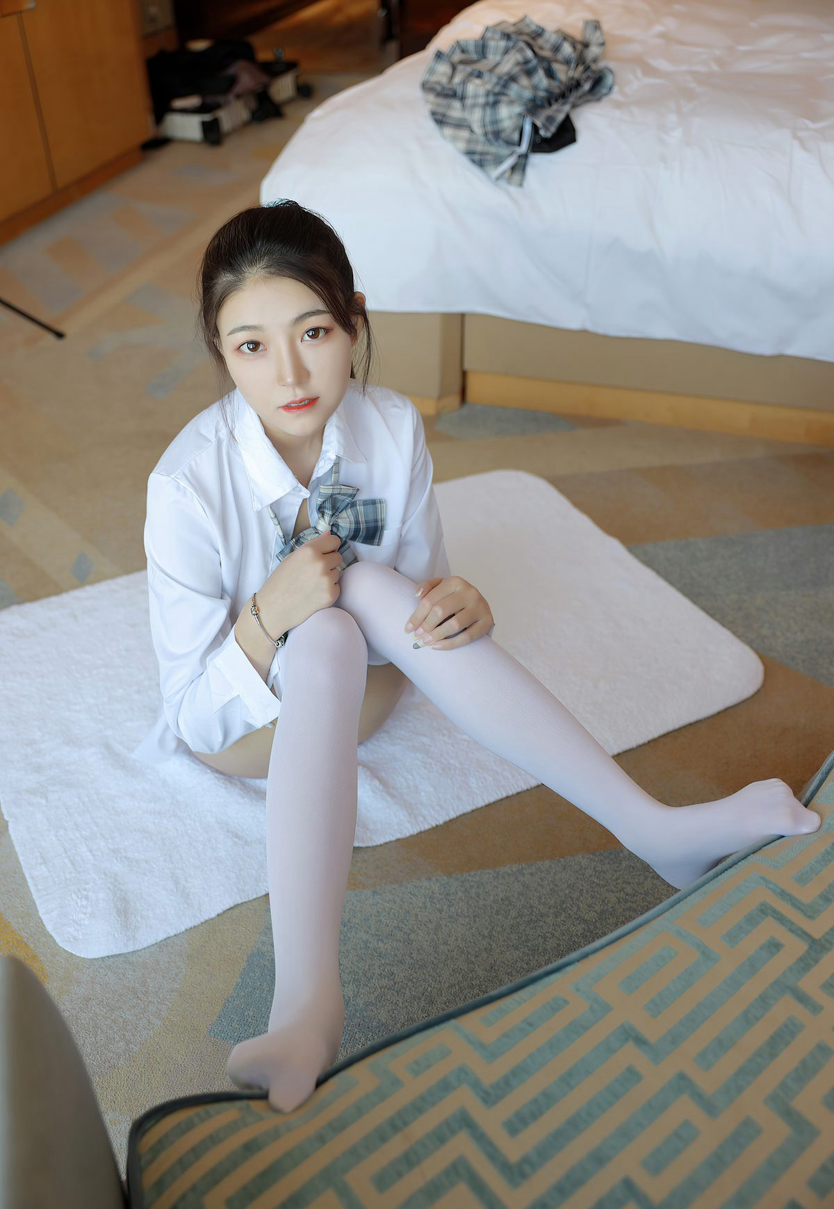 Laura苏雨彤2021性感学生装诱惑白丝超污美臀诱惑写真