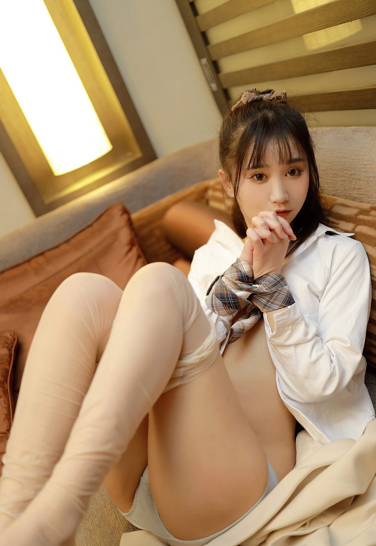 小果冻儿肉丝无内诱惑美腿制服百褶裙性感高清姿势图片