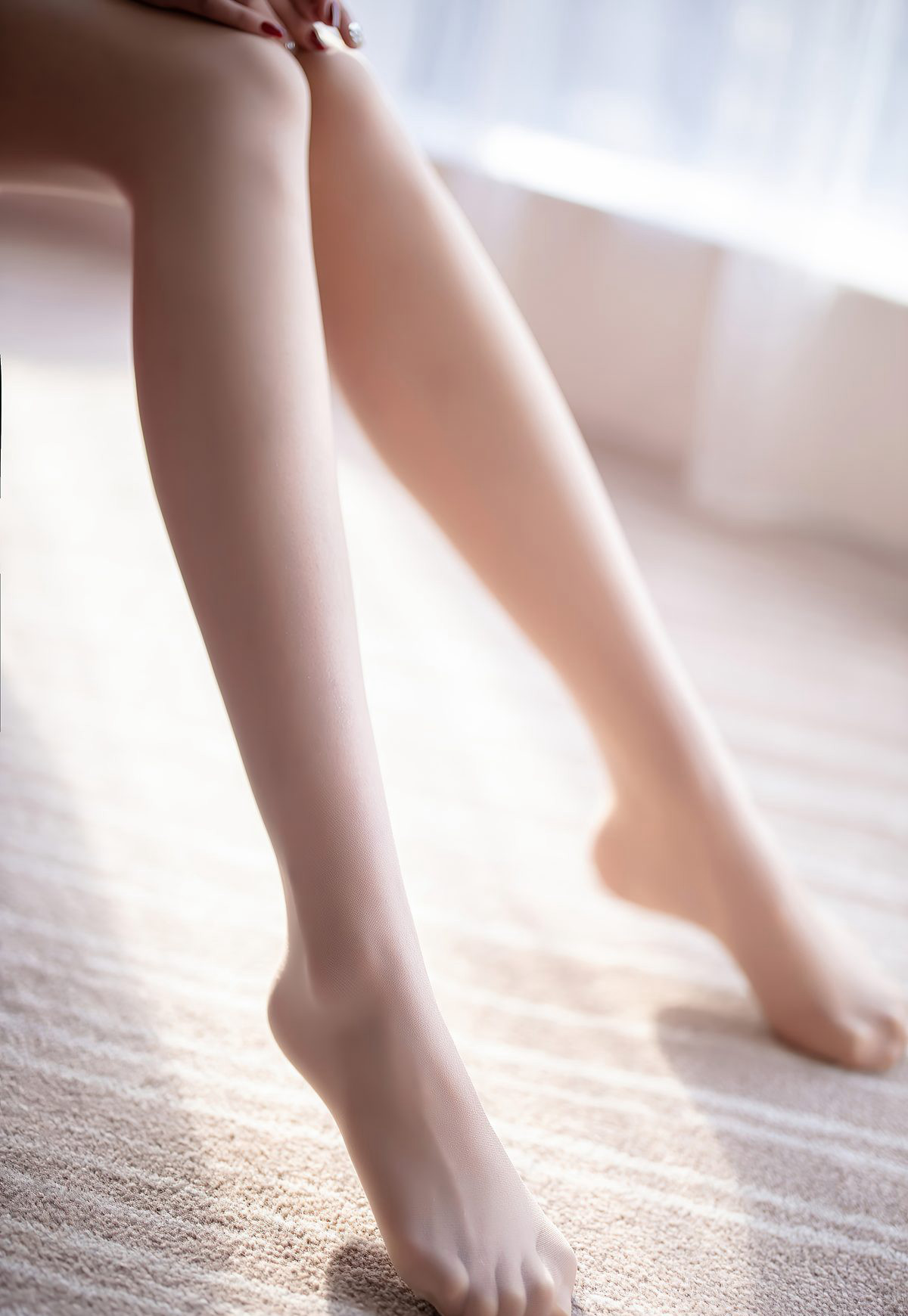 蜜桃酱紧身牛仔裤高翘臀姿势性感肉丝无内玉足高跟