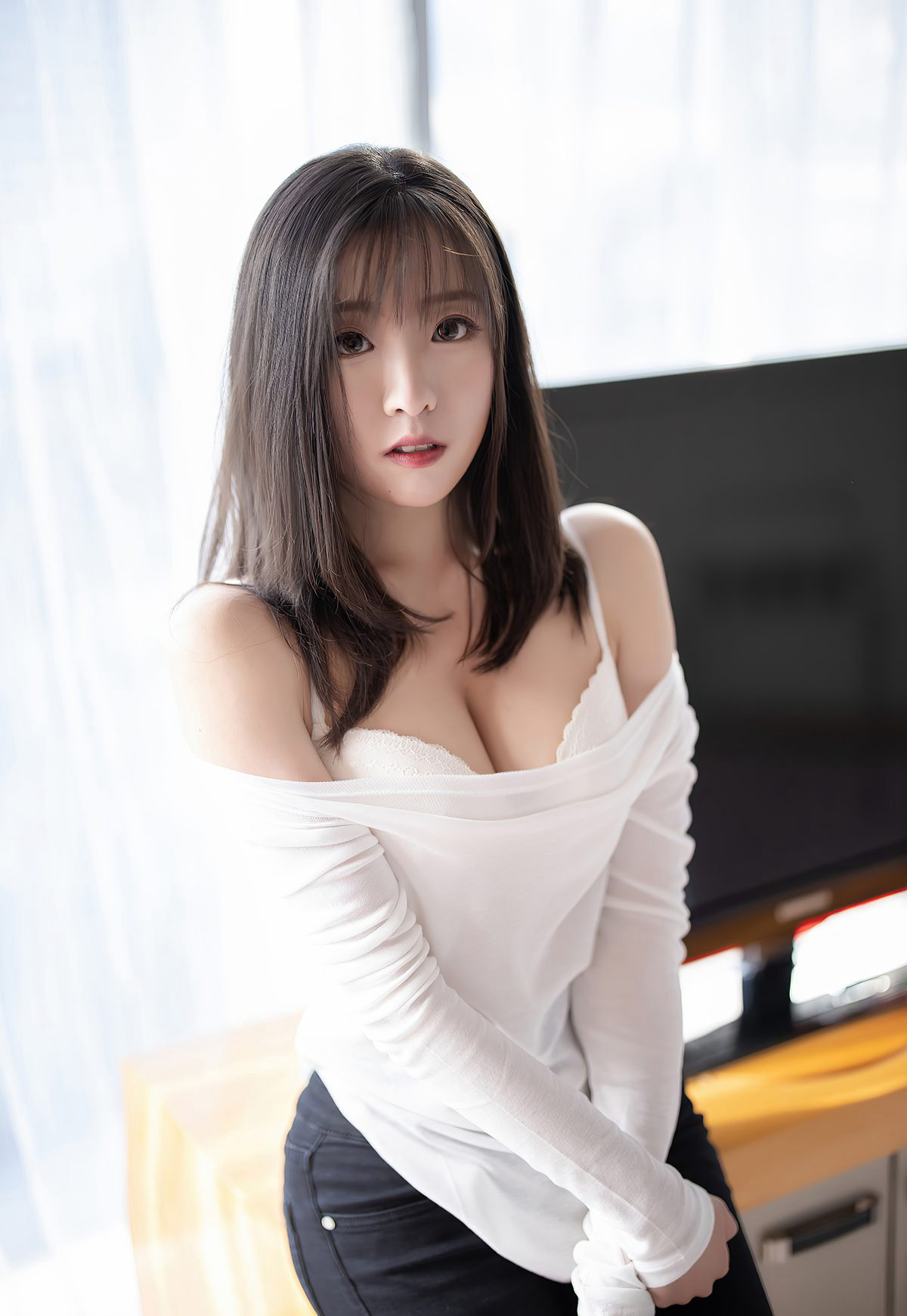 蜜桃酱紧身牛仔裤高翘臀姿势性感肉丝无内玉足高跟