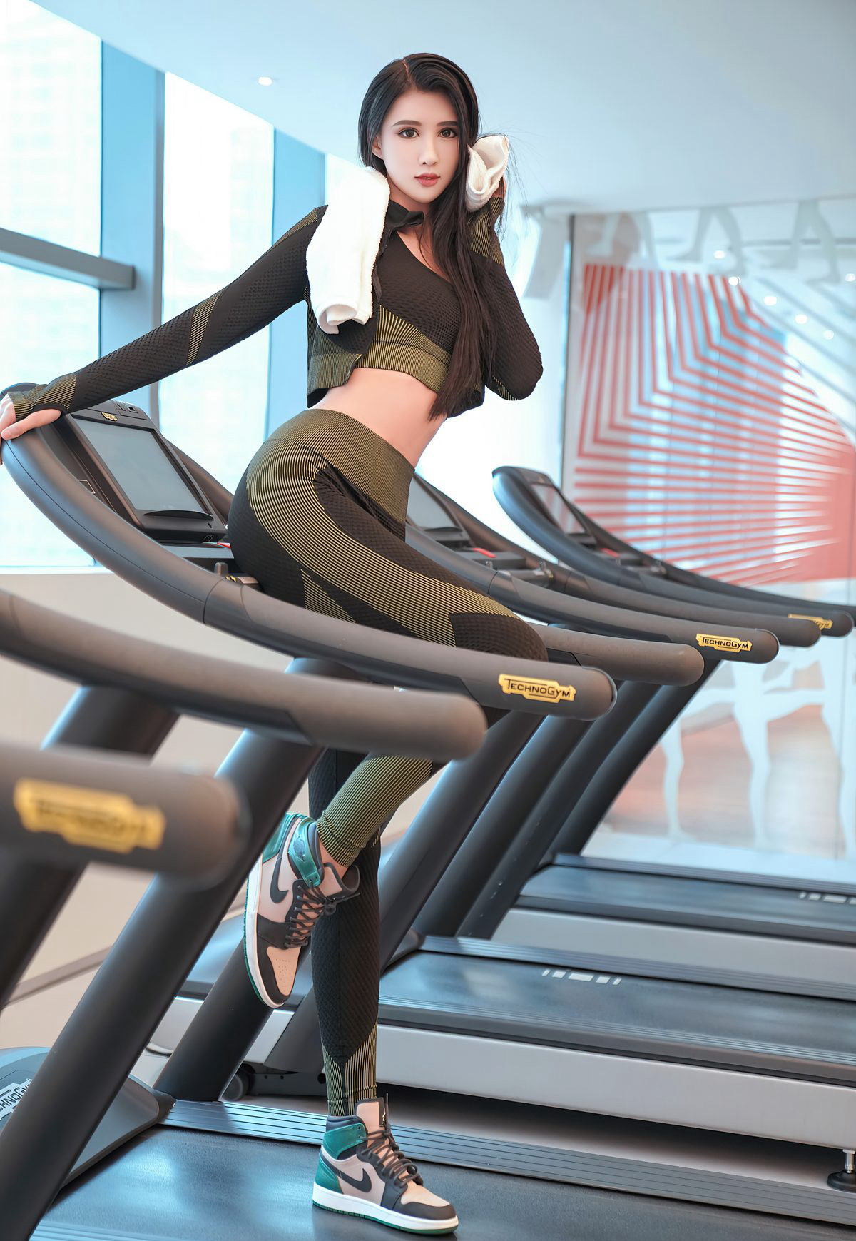 葛征女神性感健身美女紧身裤撅臀诱惑高翘臀姿势