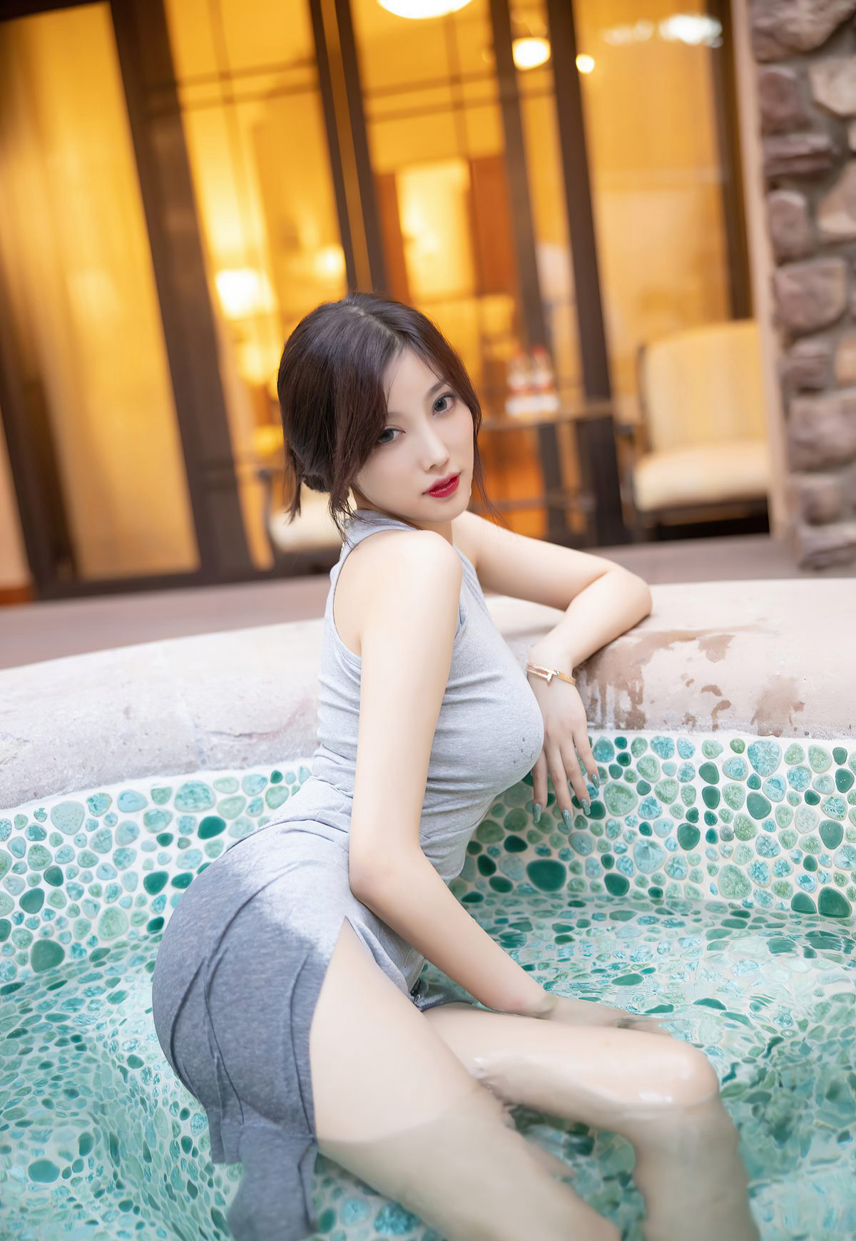 杨晨晨丰满大胸浴池灰丝袜美腿湿身诱惑裸胸写真