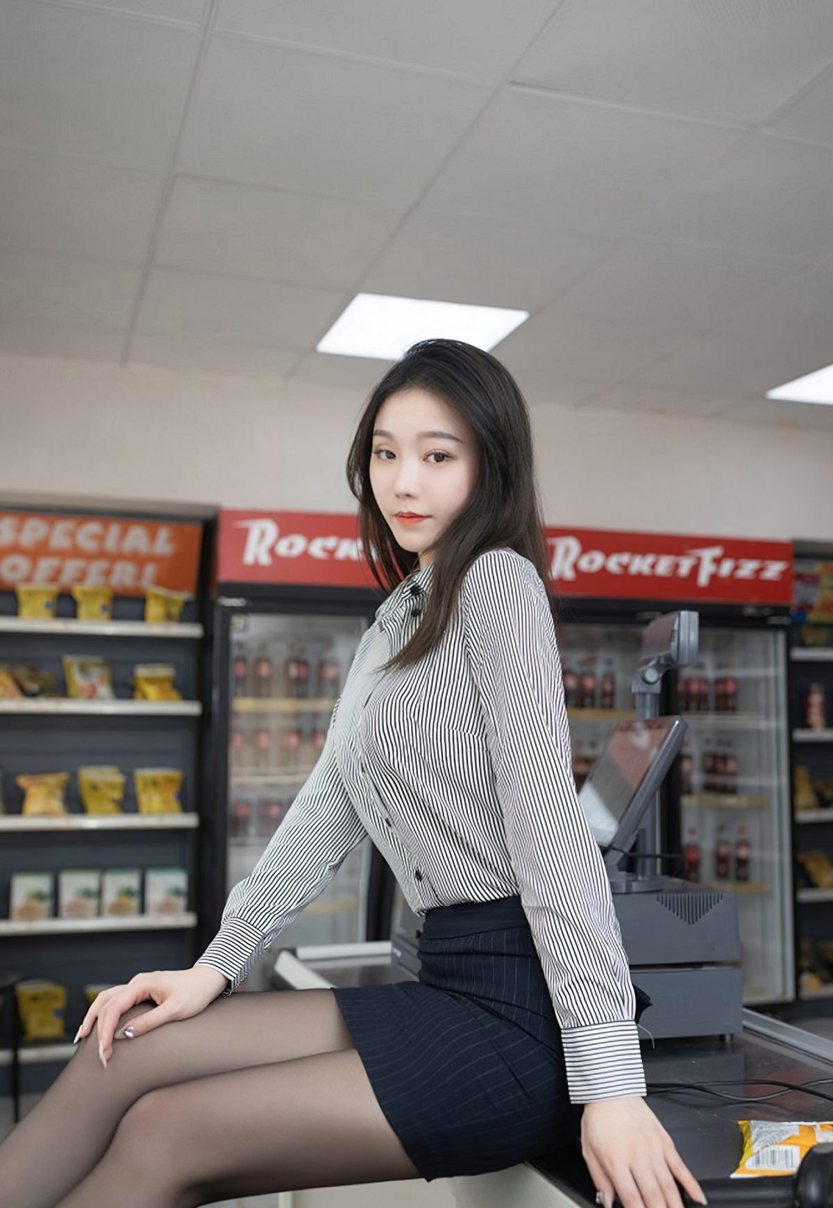 安然Maleah超市购物偶遇妹子脱黑丝美腿丁字裤完美翘臀