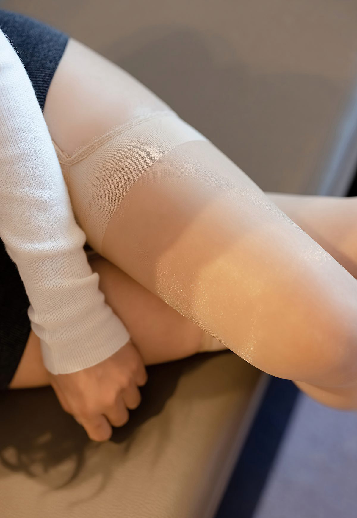 爱蜜社气质女神Lavinia肉肉大胸美少妇肉丝袜高跟床上风骚姿势