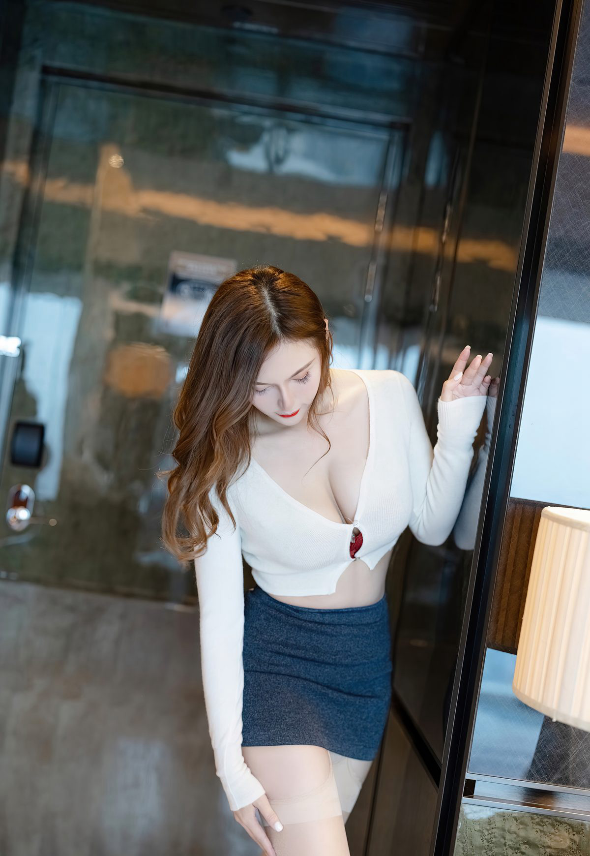 爱蜜社气质女神Lavinia肉肉大胸美少妇肉丝袜高跟床上风骚姿势