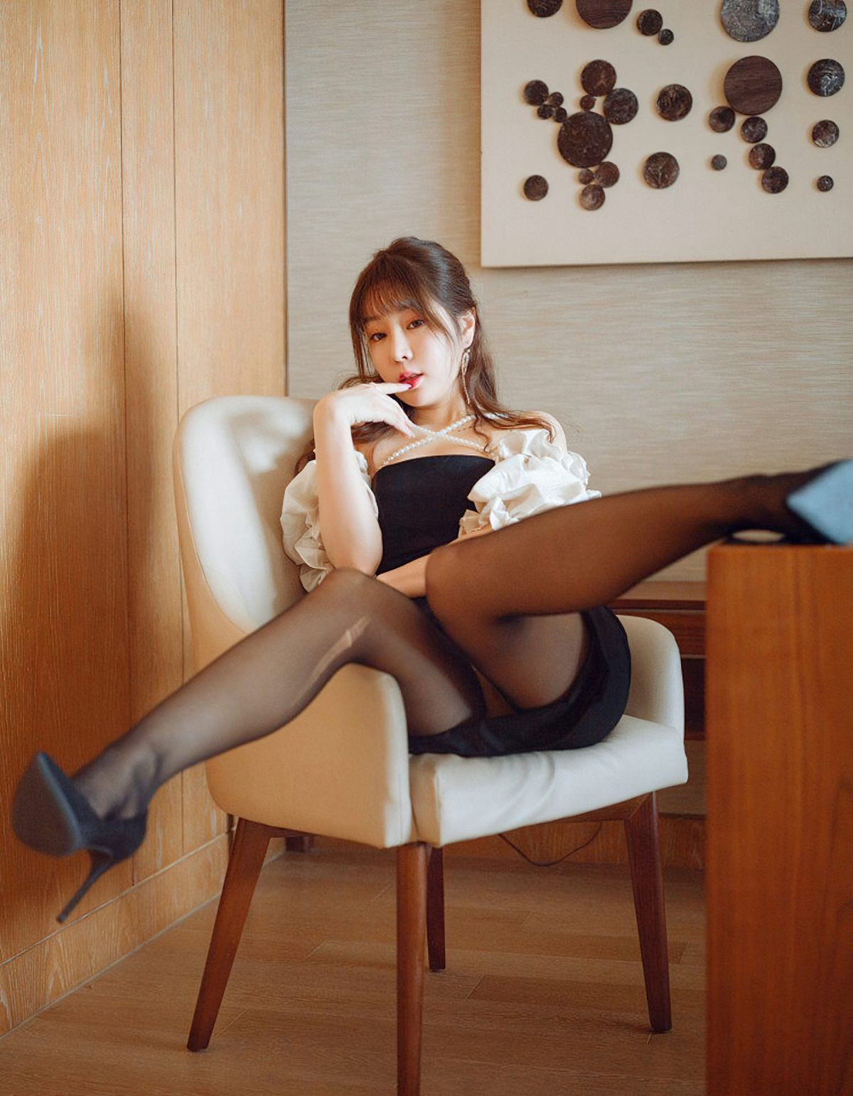 王雨纯性感大胸秘书2021风骚裸胸诱惑黑丝制服写真