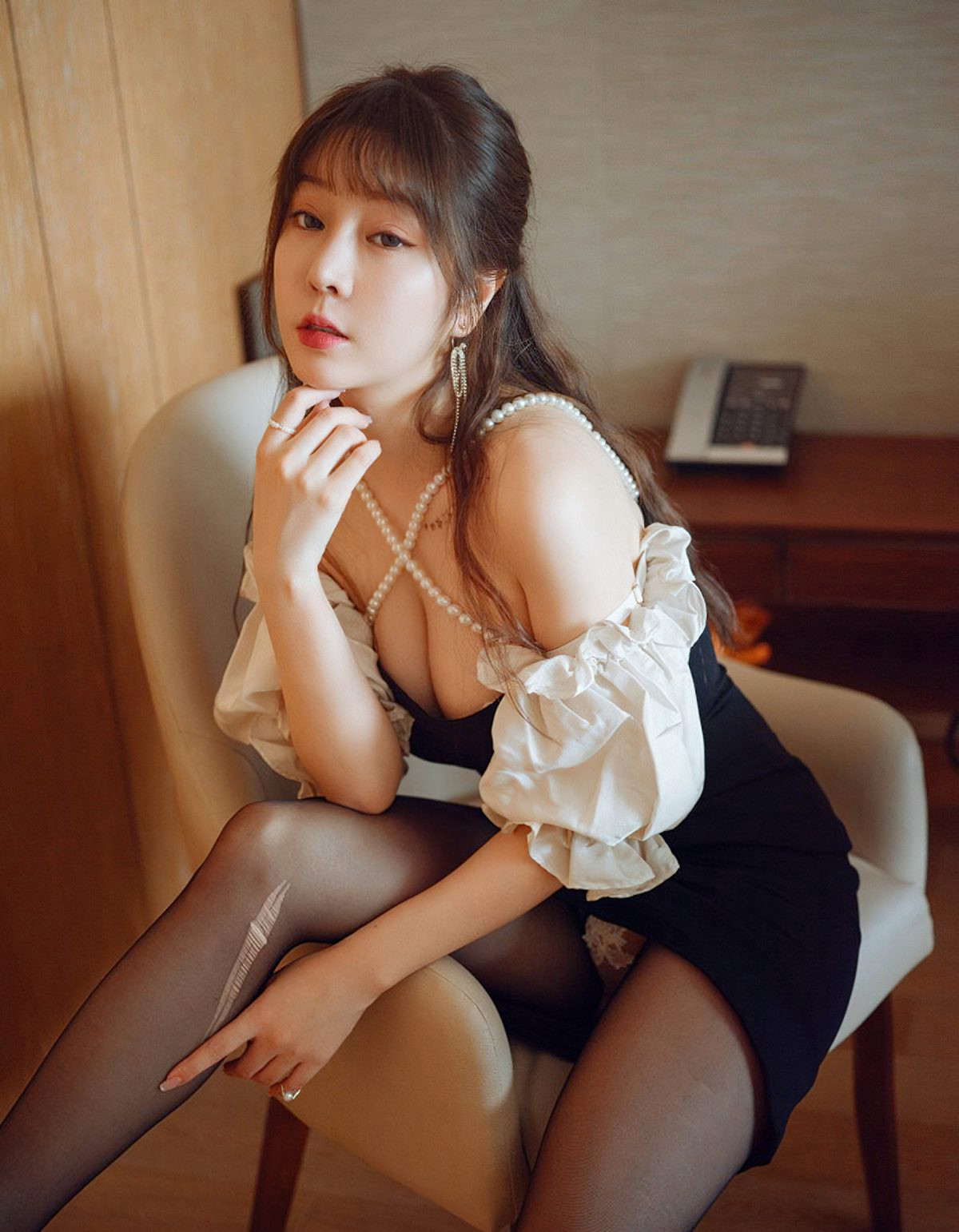 王雨纯性感大胸秘书2021风骚裸胸诱惑黑丝制服写真