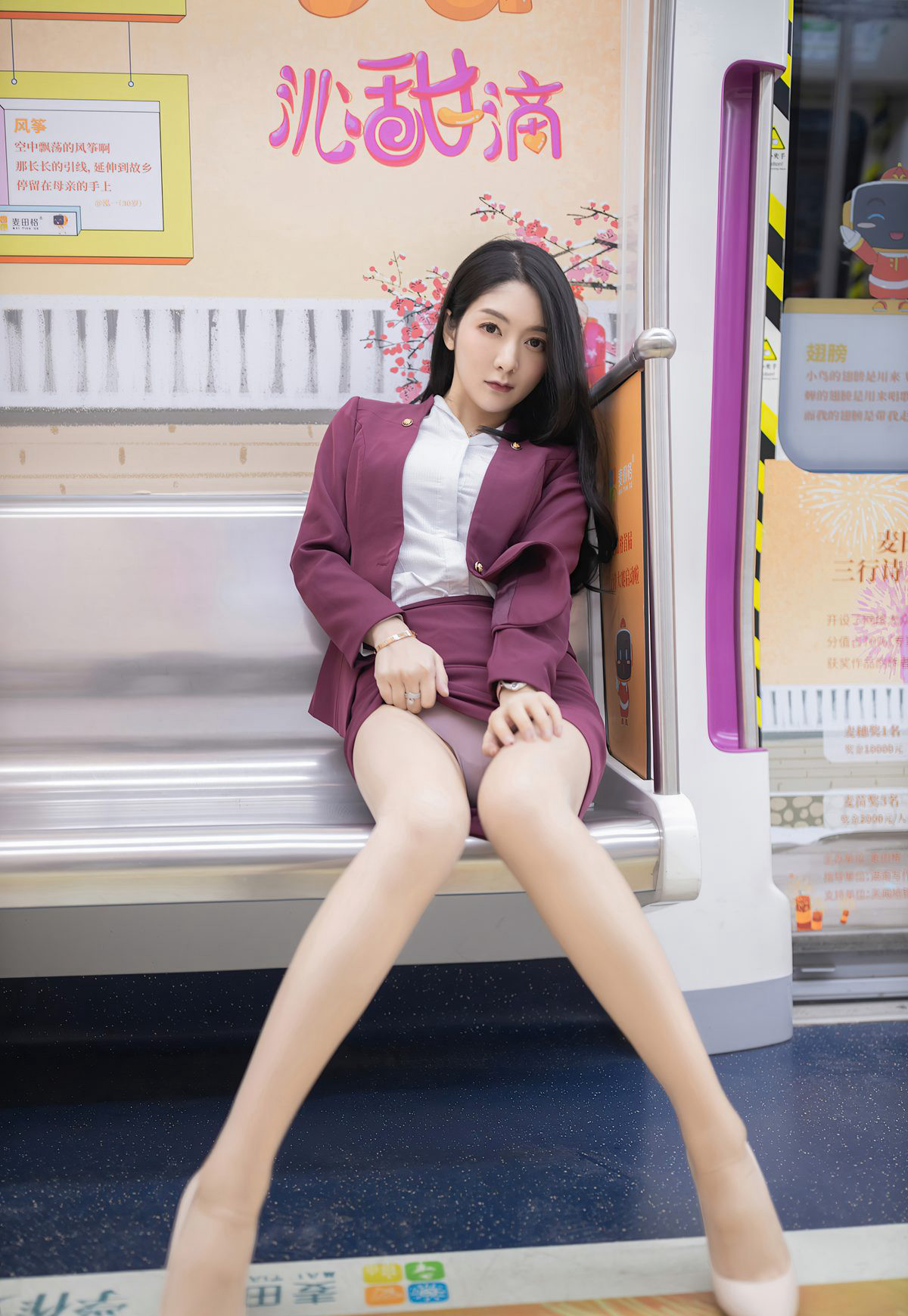 小热巴2021性感空姐下班制服风骚肉丝袜美腿高跟