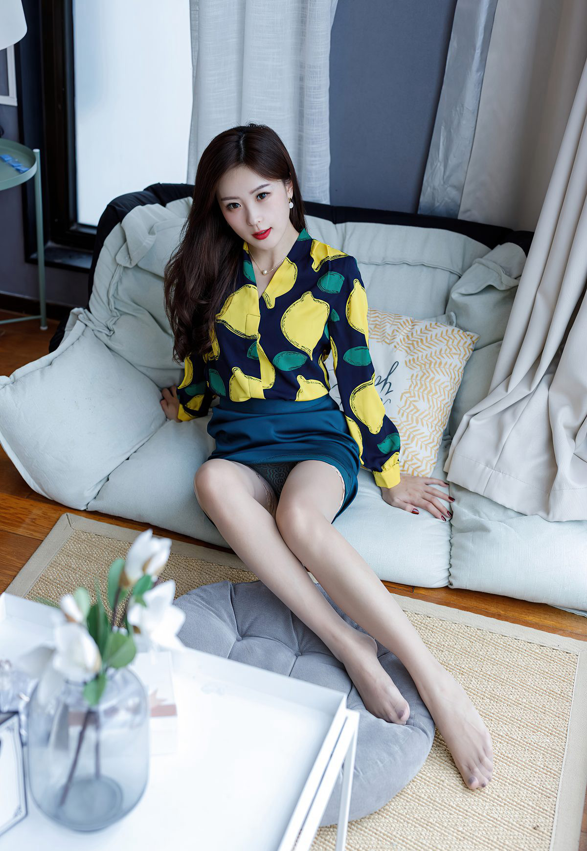 爱蜜社风骚丝袜美女杨紫嫣2021性感灰丝袜丰满美臀丁字裤